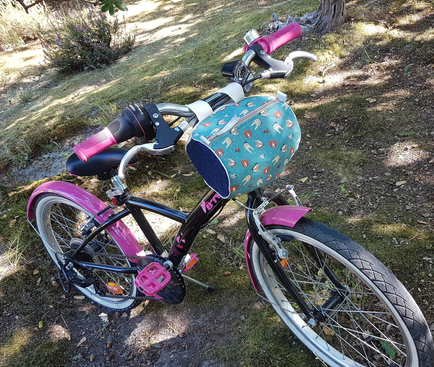 Sacoche à vélo ou trottinette, verte motifs animaux et jean