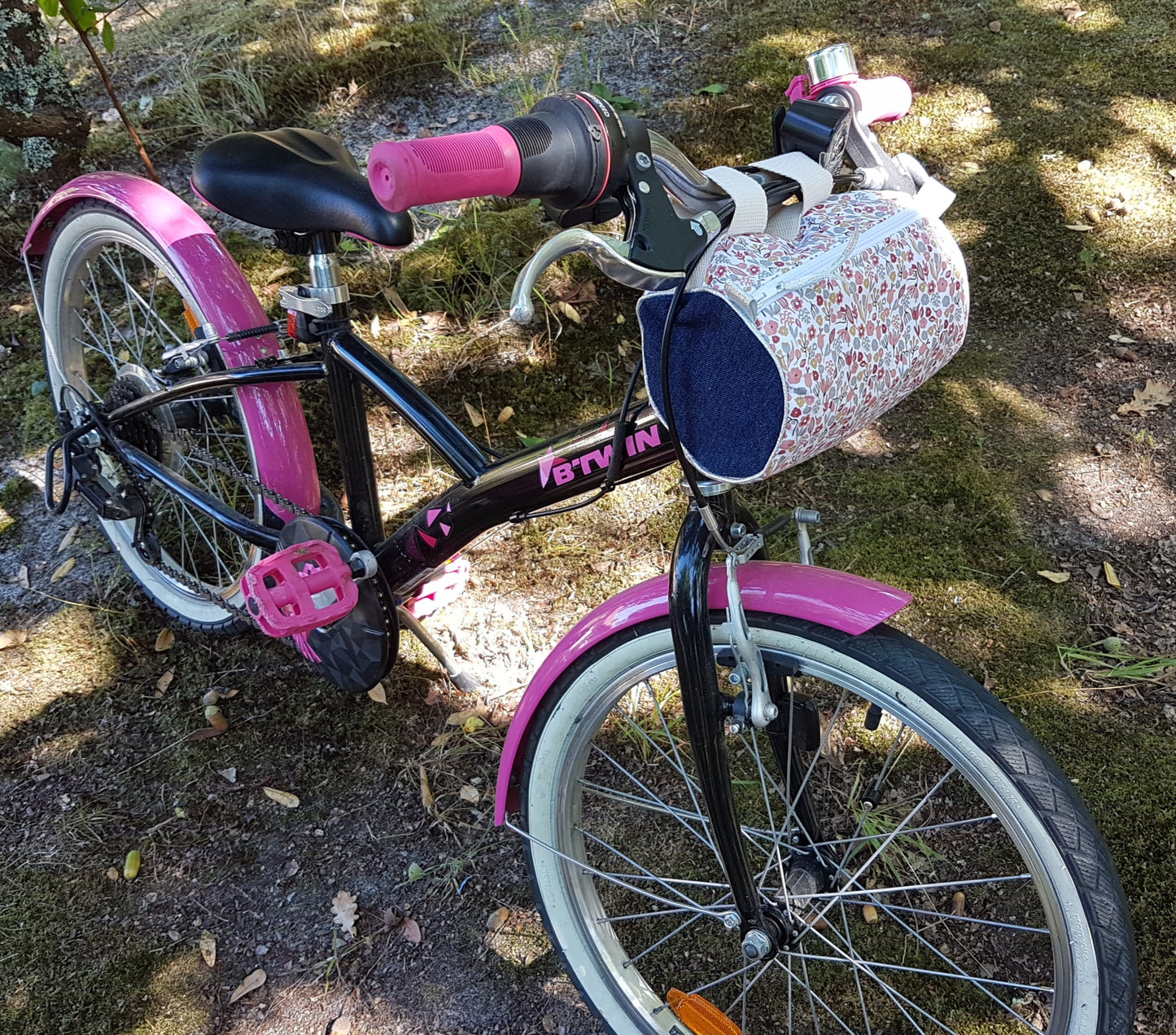 Sacoche à vélo ou trottinette, fleurs gris/bordeaux et jean