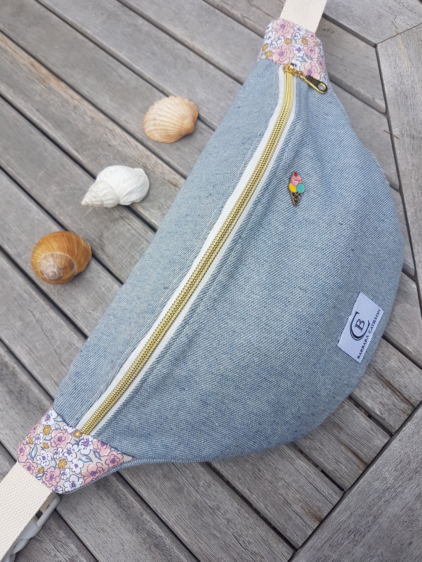 Sac banane en jean bleu clair et coton fleuri
