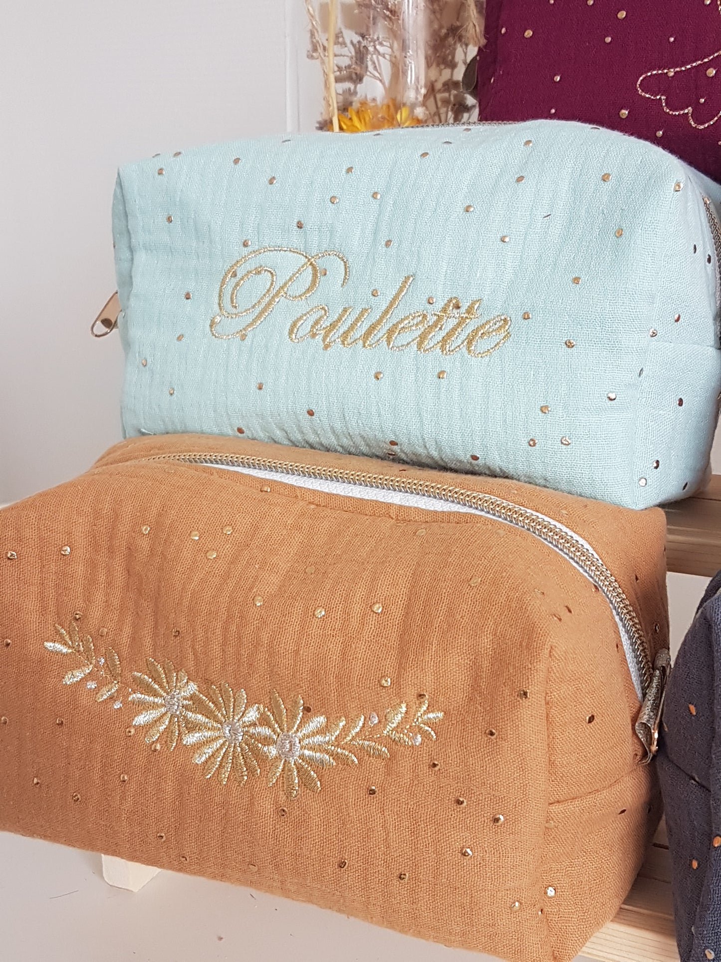 Trousse à maquillage motif brodé, double gaze de coton à pois dorés