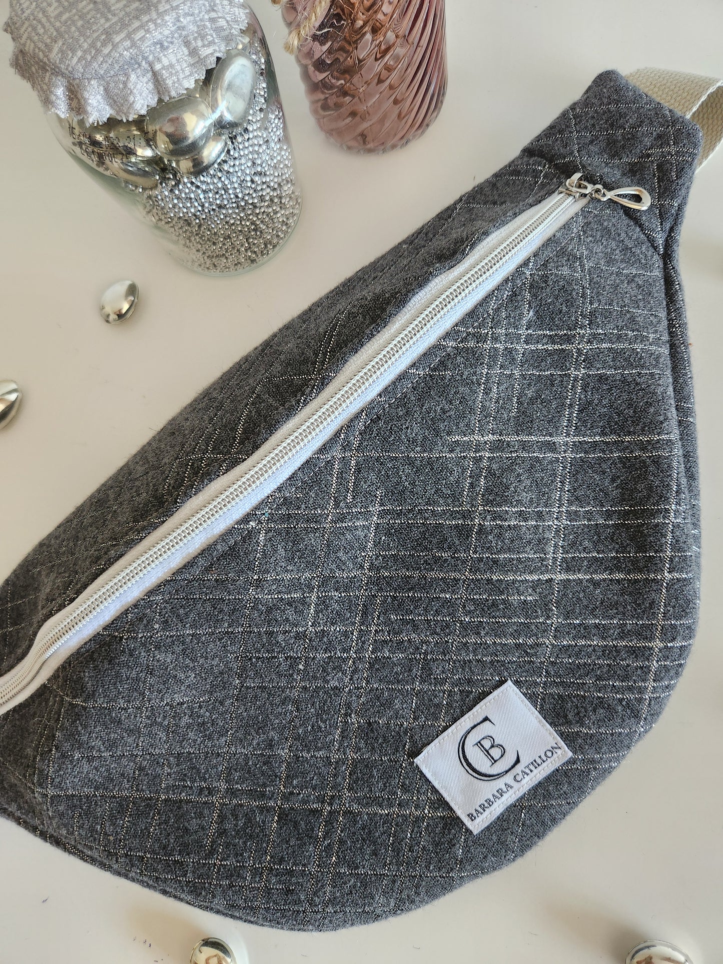 EN STOCK Sac banane, taille M grise et argent