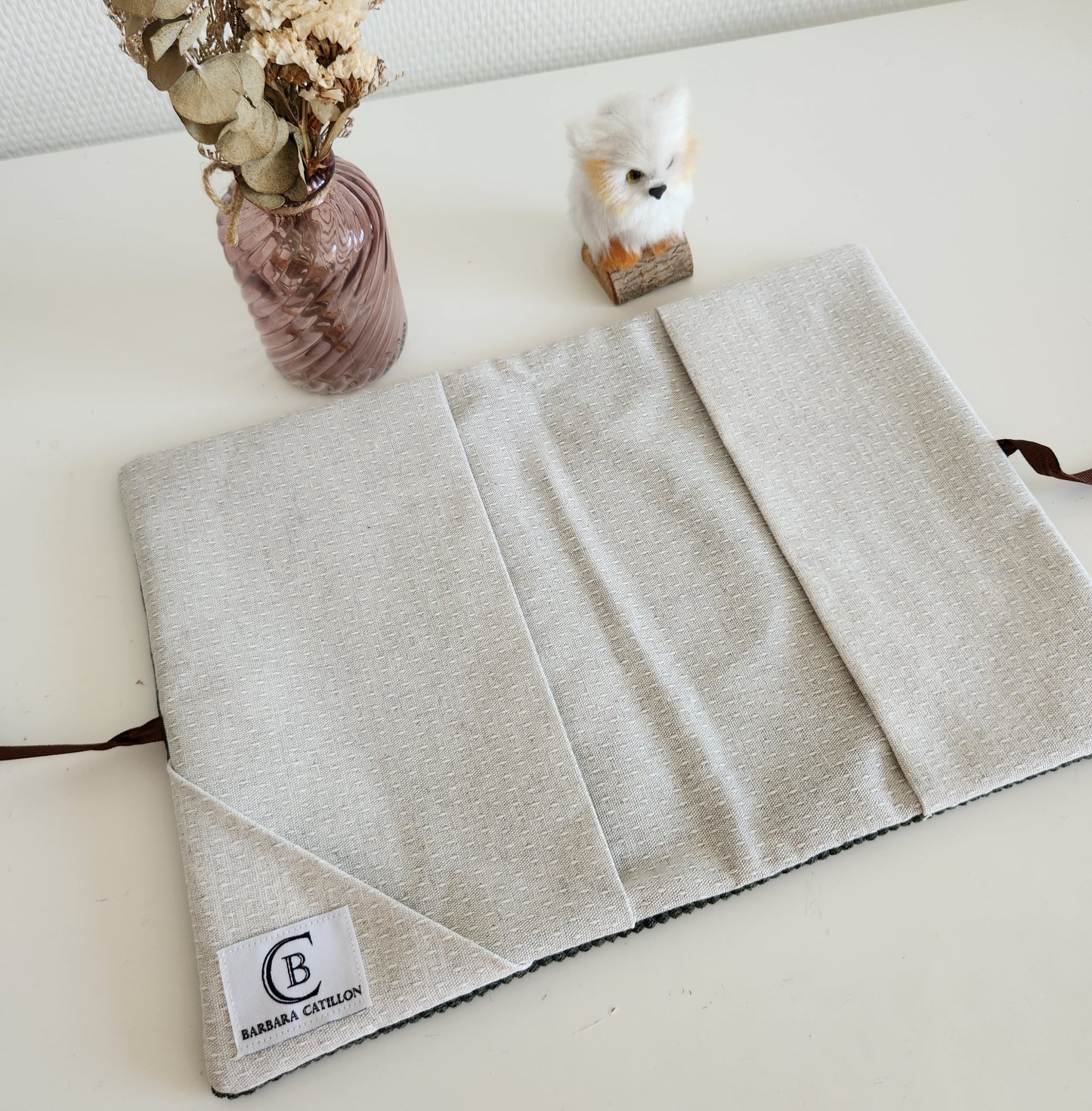 Protège carnet de santé, velours kaki et broderie lion