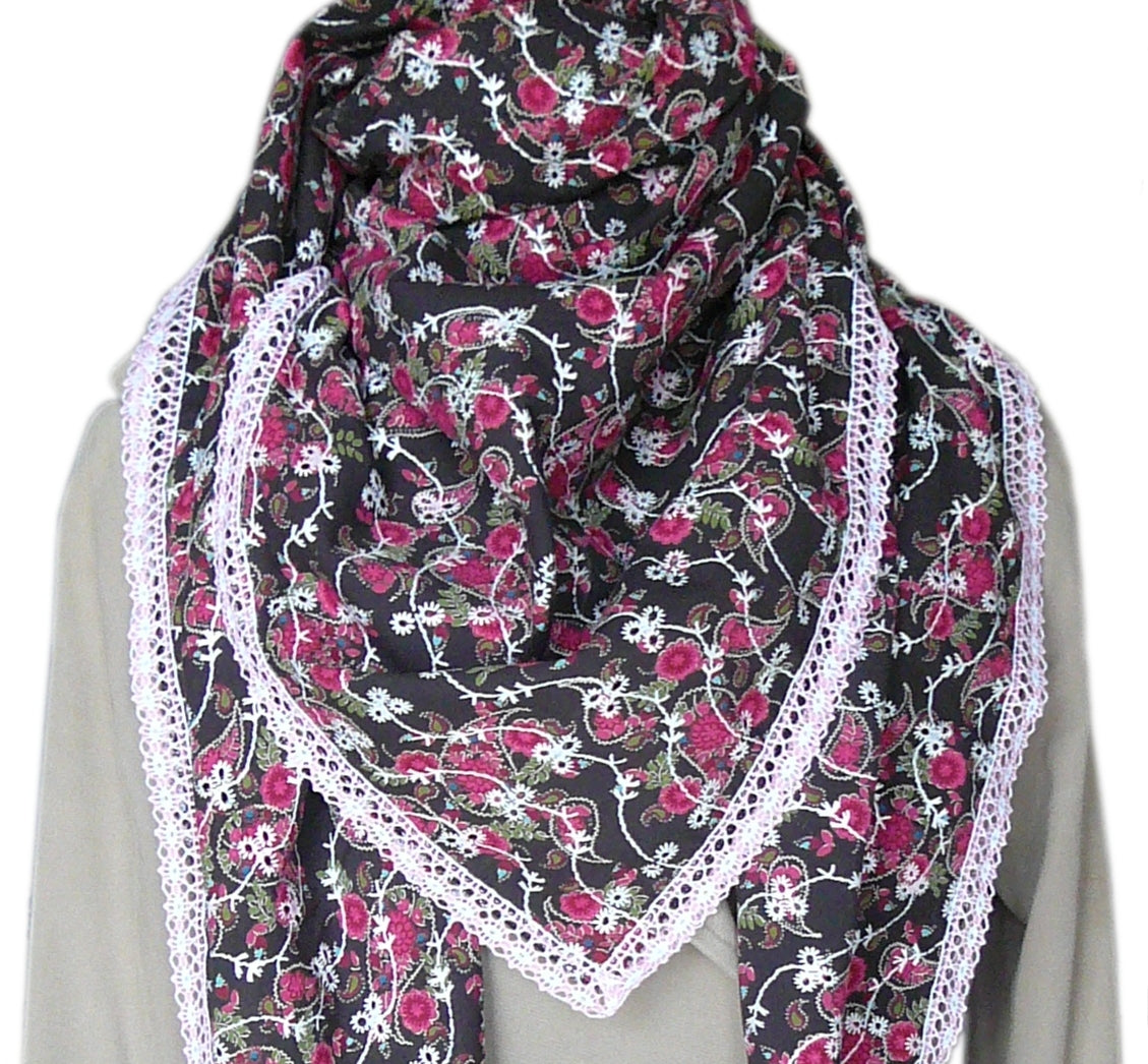 Großer quadratischer Damenschal aus brauner Baumwolle mit fuchsiafarbenen Blumen