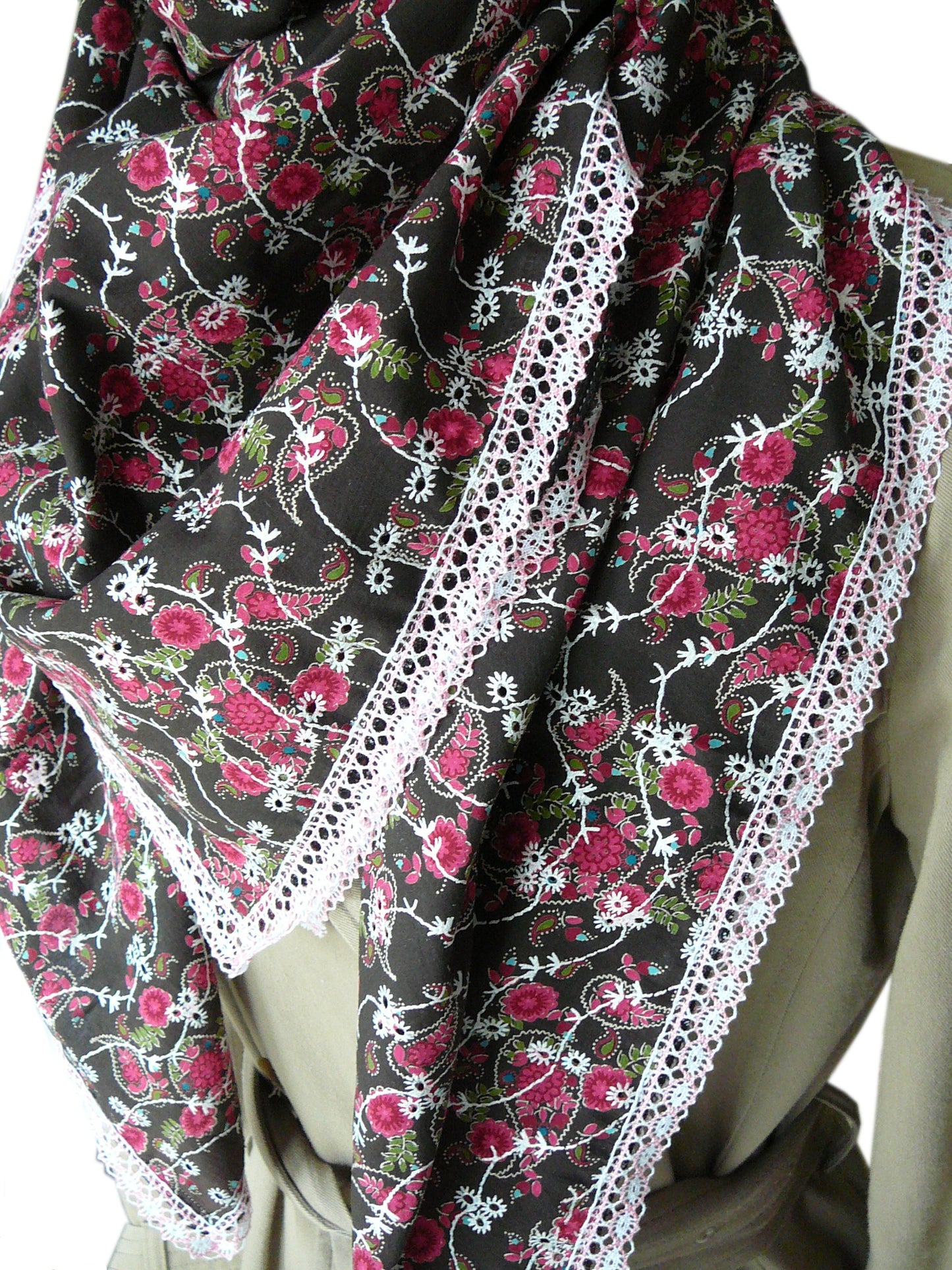 Großer quadratischer Damenschal aus brauner Baumwolle mit fuchsiafarbenen Blumen