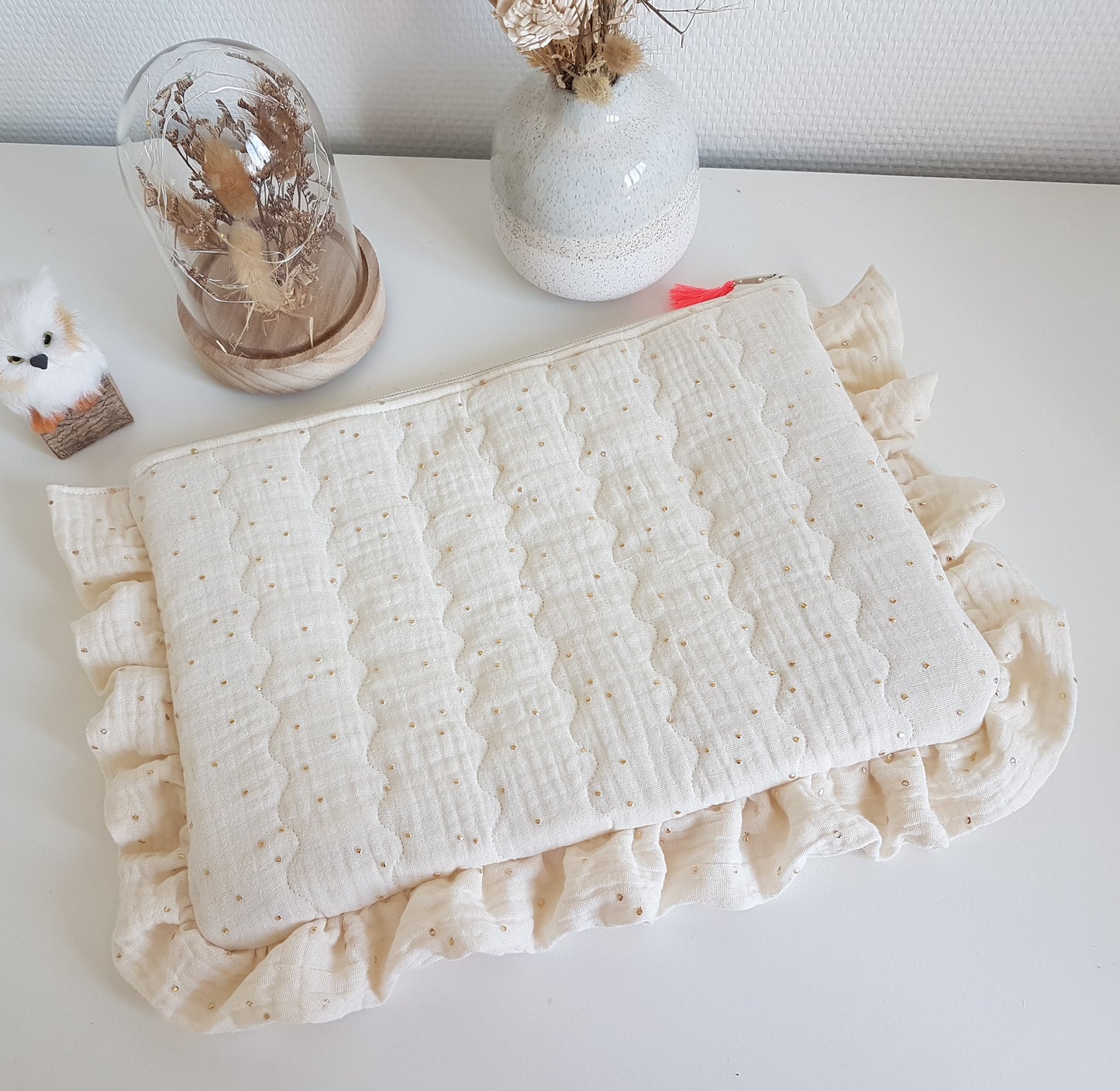 Housse de tablette ou ordinateur à volants, gaze de coton à pois dorés .
