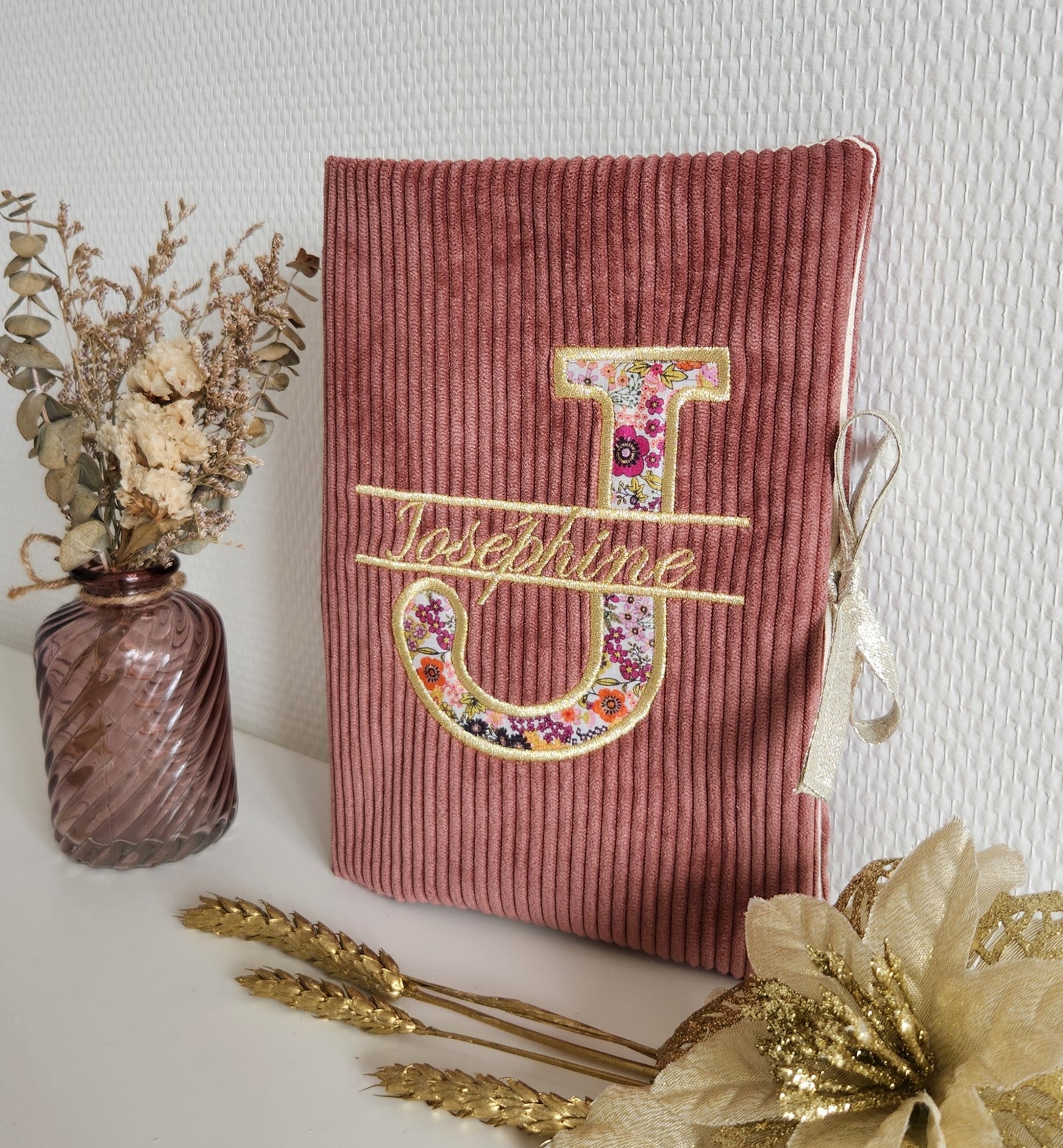 Protège carnet de santé, velours et broderie lettre fleurie