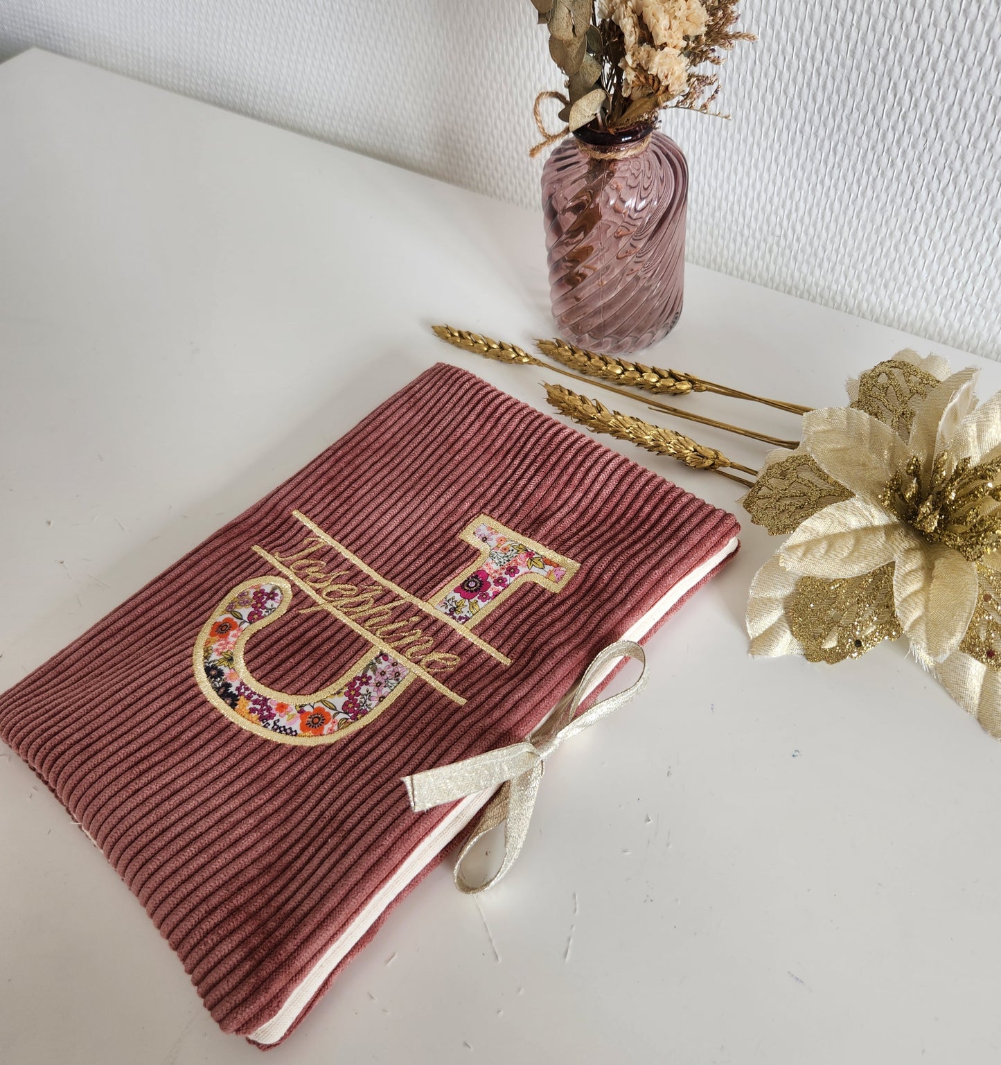 Protège carnet de santé, velours et broderie lettre fleurie