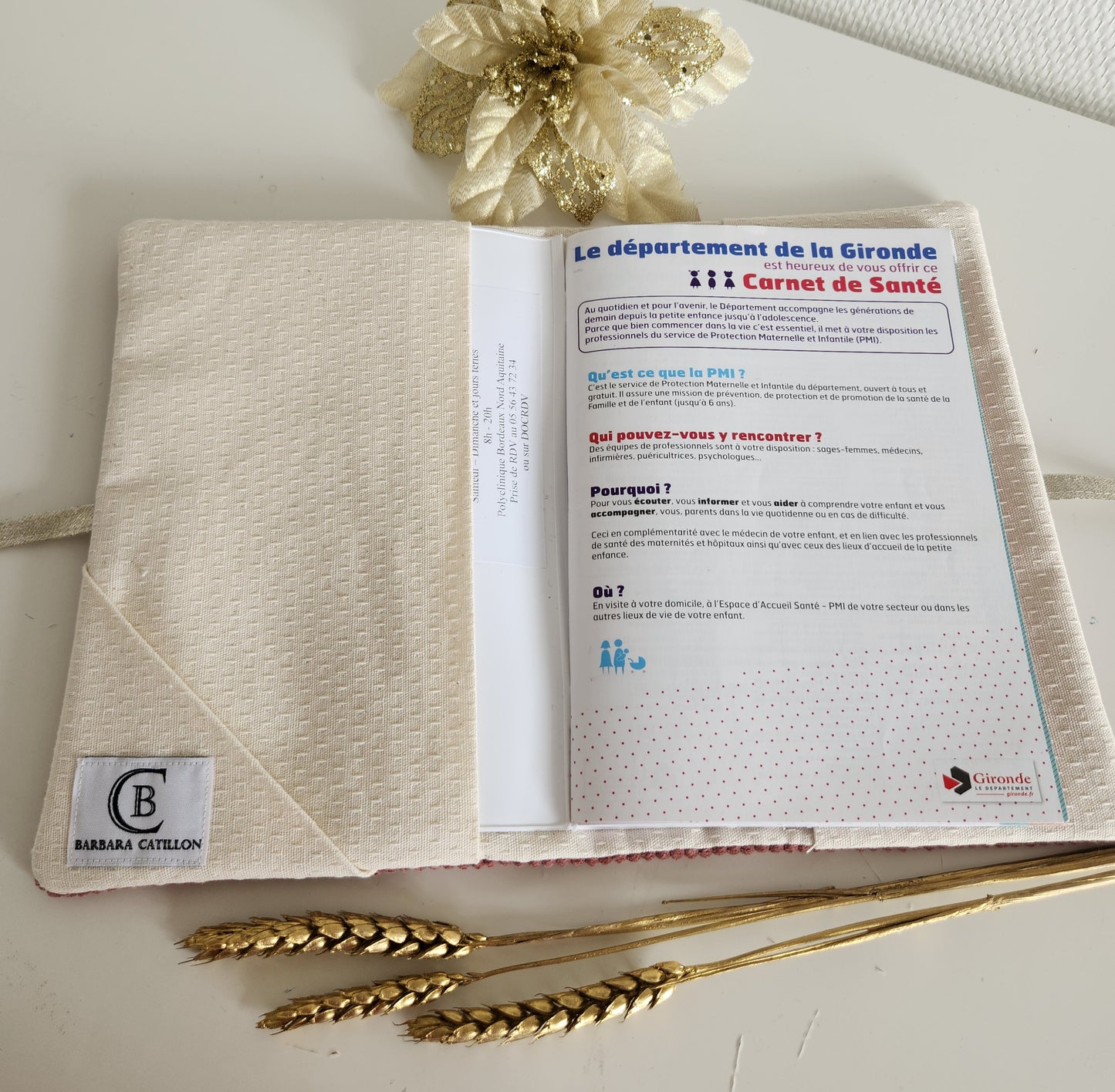 Protège carnet de santé, velours et broderie lettre fleurie
