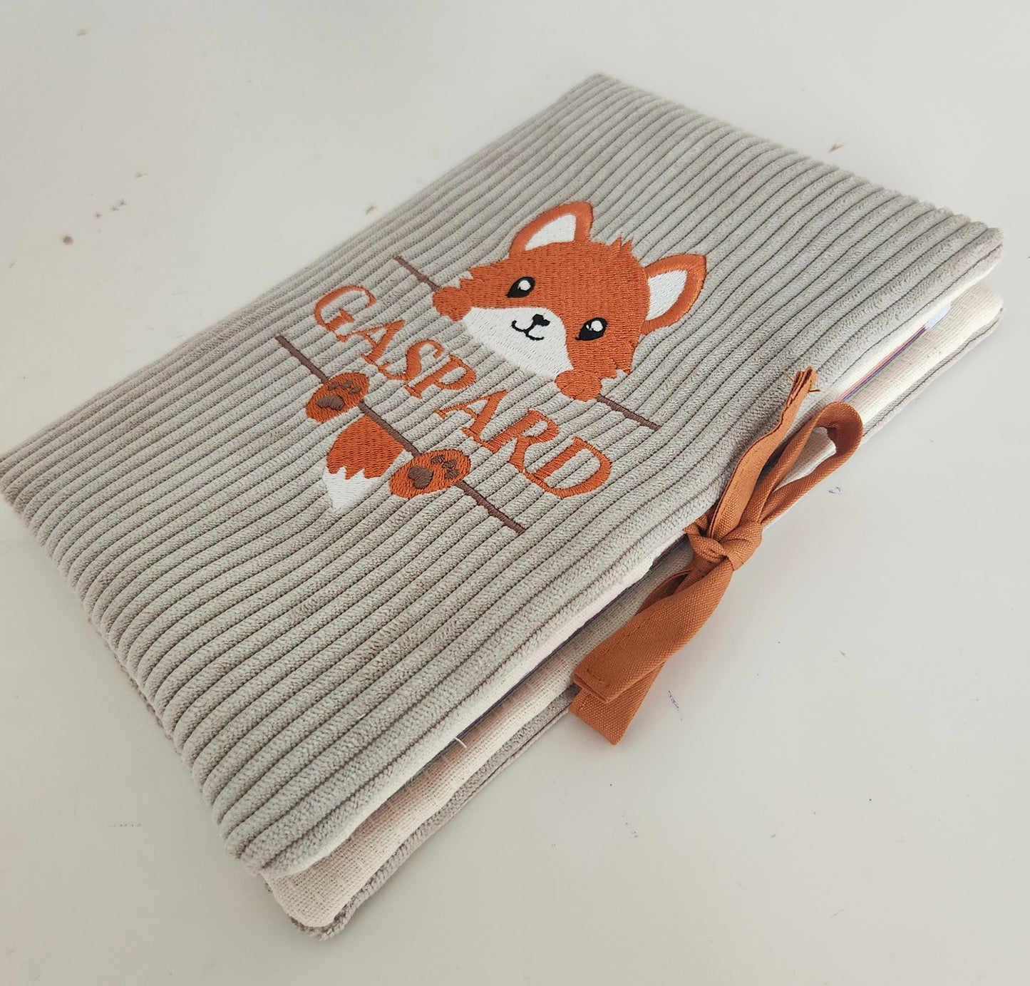 Protège carnet de santé, velours et broderie renard