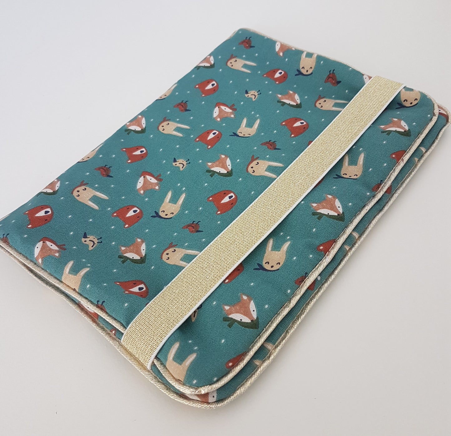 Pochette à barrettes et accessoires coiffure, coton vert imprimé animaux