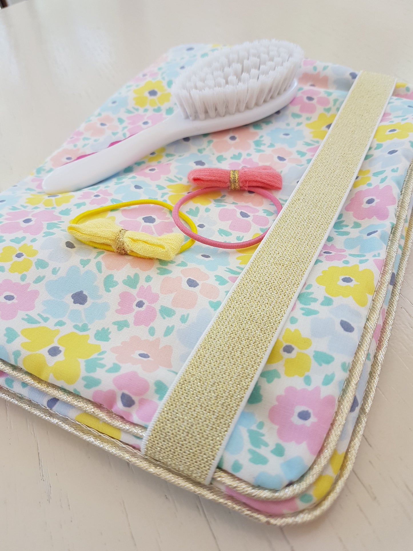 Pochette à barrettes et accessoires coiffure, coton fleuri pastel style liberty