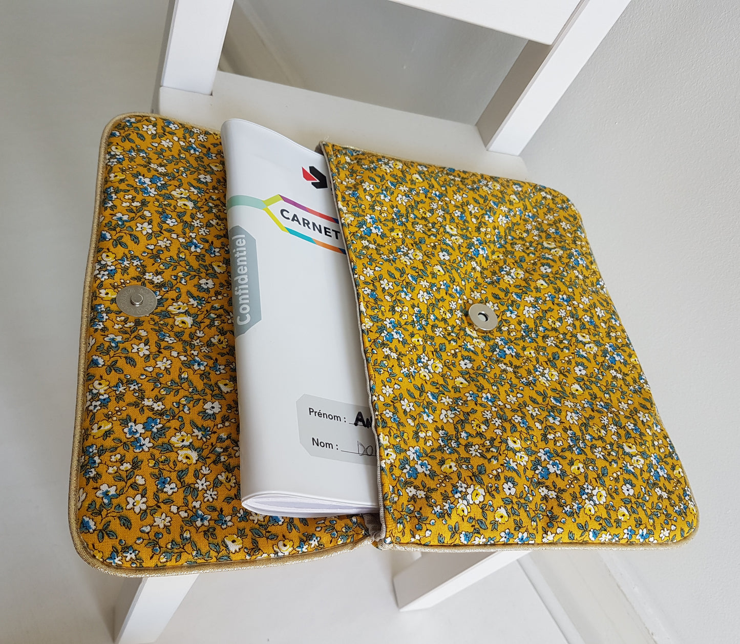 Protège carnet de santé, pochette à langer, en coton liberty jaune moutarde.
