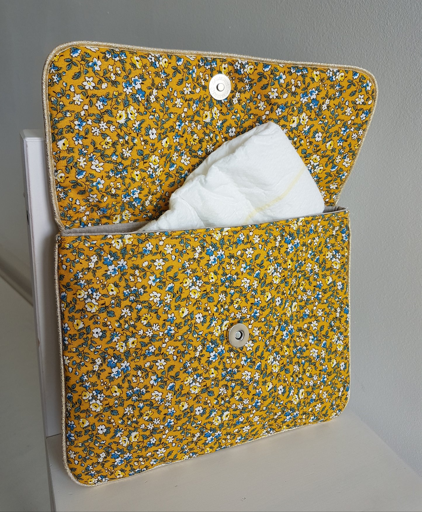Protège carnet de santé, pochette à langer, en coton liberty jaune moutarde.