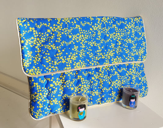 Königsblaue Computertasche aus Baumwolle mit Klappe und gelben Sternen