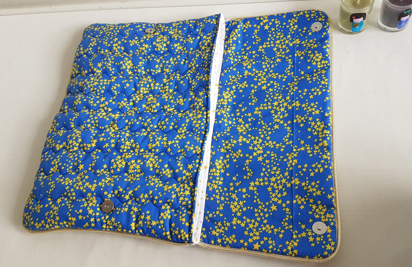 Housse d'ordinateur à rabat en coton bleu roy à étoiles jaunes
