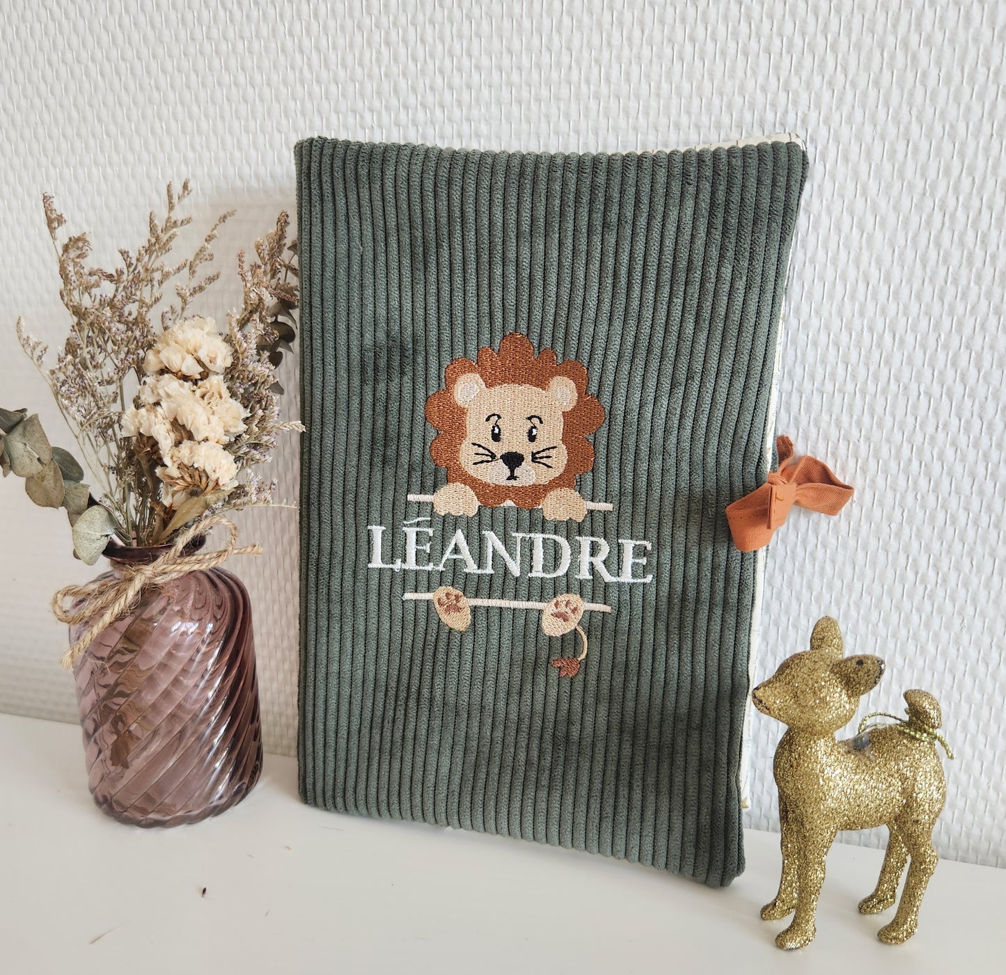 Protège carnet de santé, velours kaki et broderie lion
