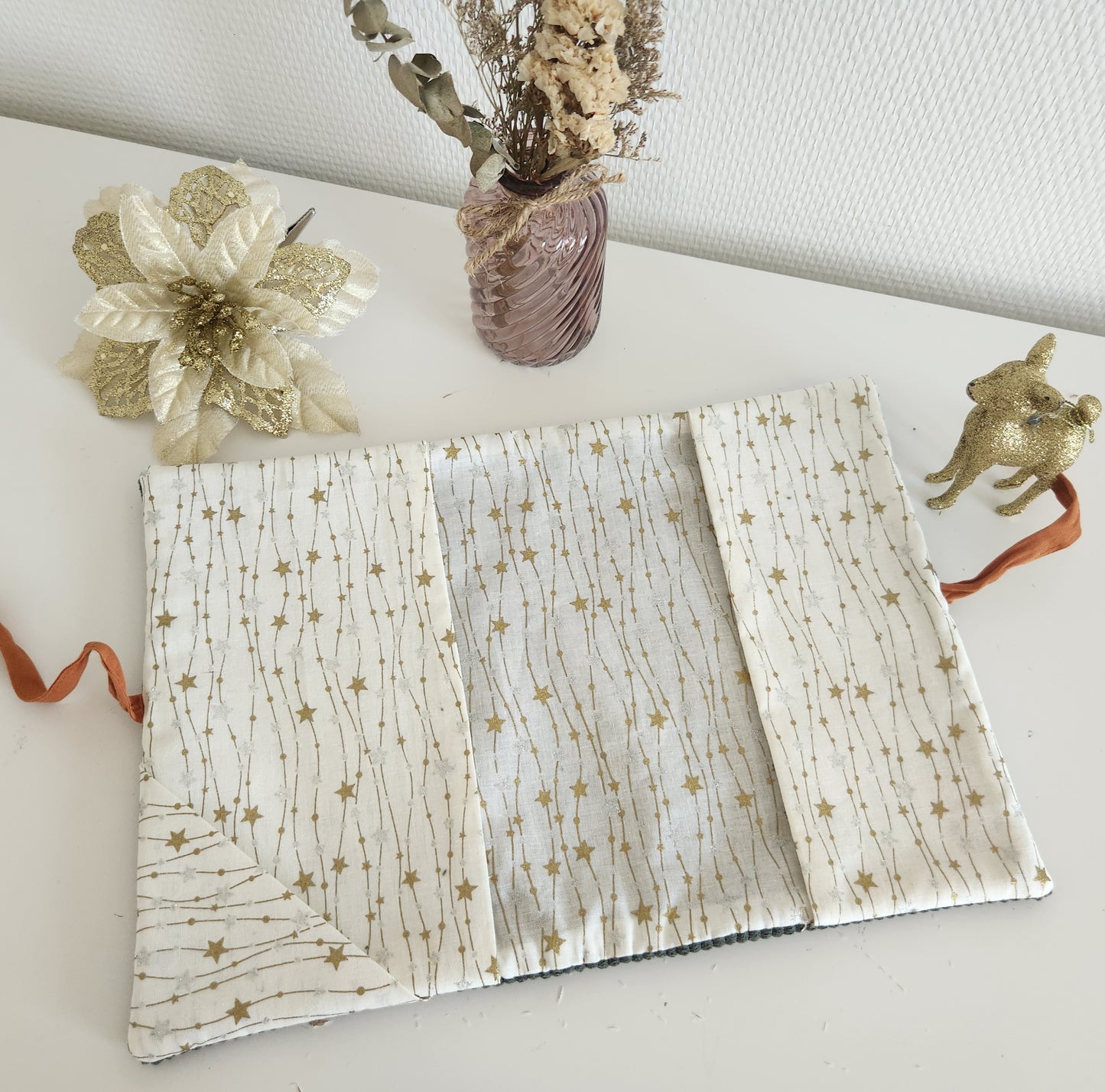 Protège carnet de santé, velours kaki et broderie lion