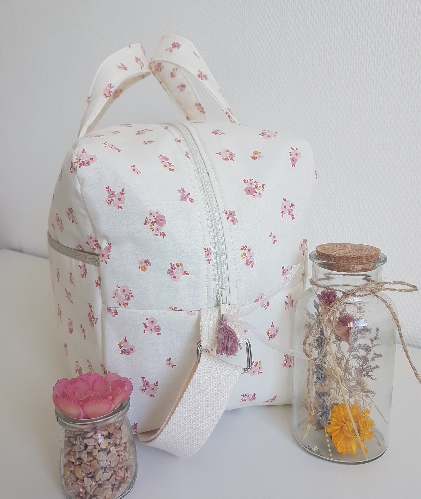 Sac à langer ou de voyage, écru et bouquets de fleurs vieux rose