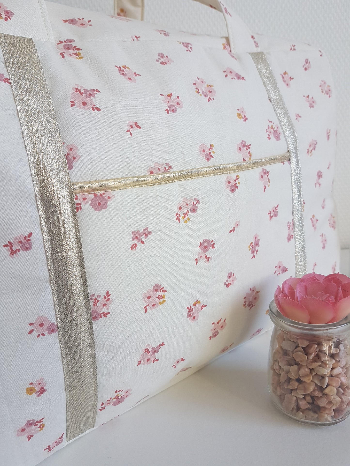 Sac à langer ou de voyage, écru et bouquets de fleurs vieux rose