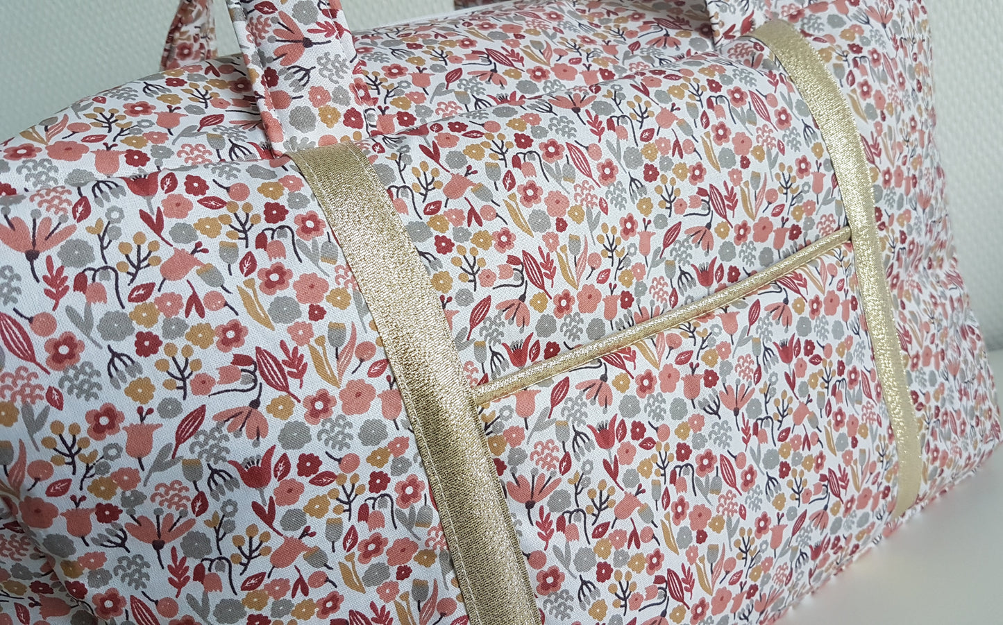 Sac à langer ou de voyage, coton fleuri molletonné bordeaux
