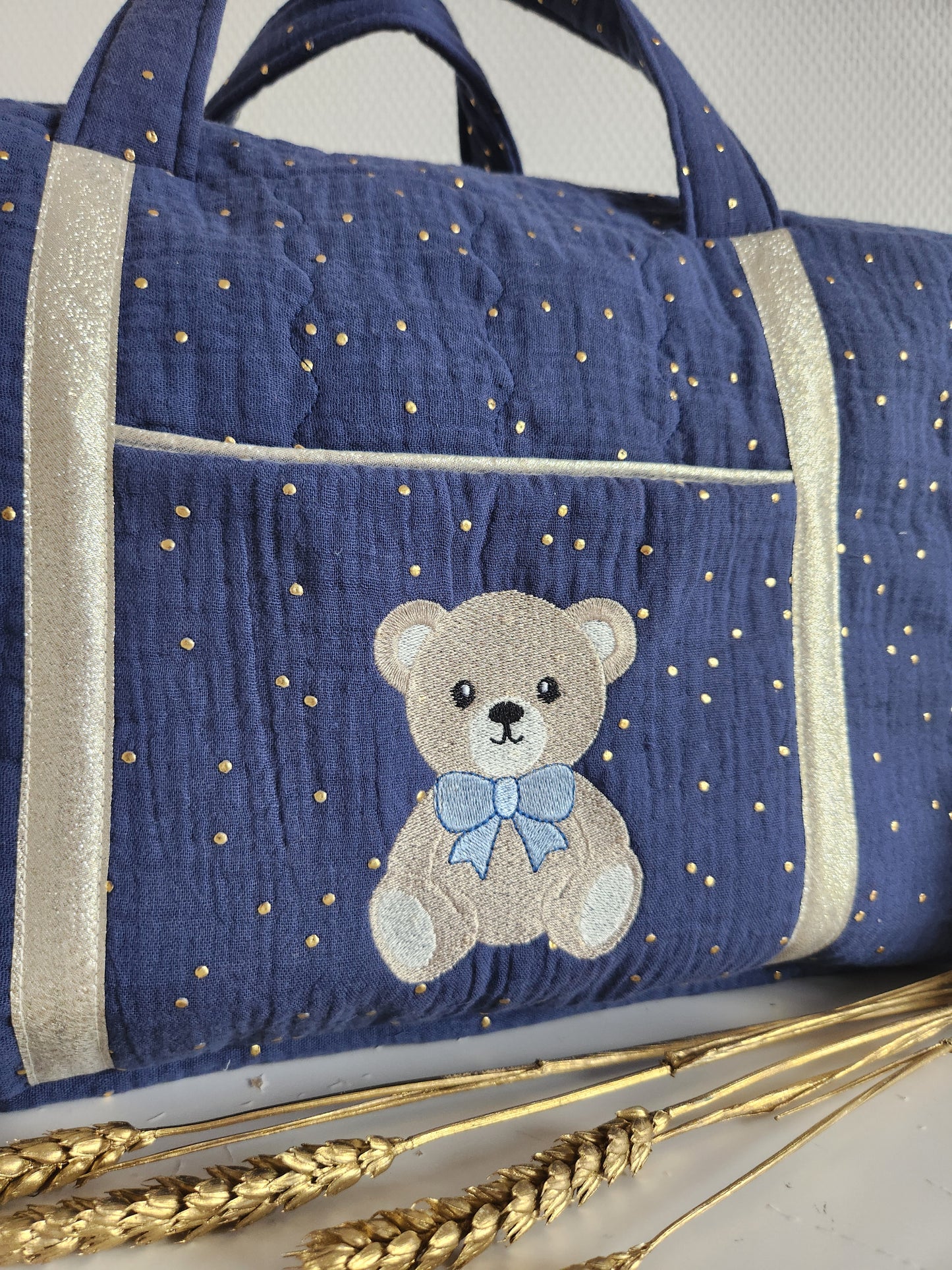 Gesteppte Wickel- oder Reisetasche, doppelte Baumwollgaze mit goldenen Punkten.