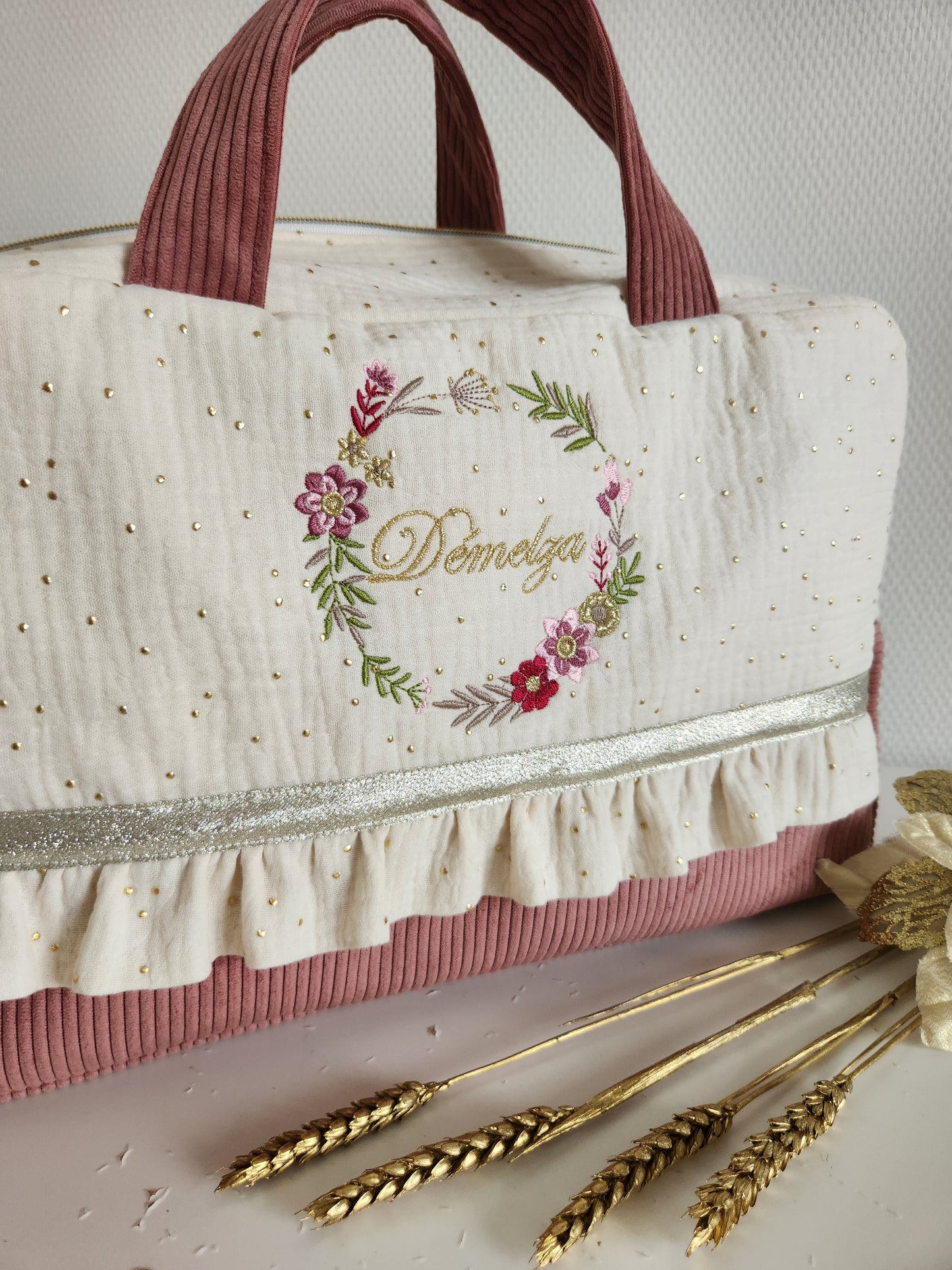 Sac à langer en gaze de coton écrue et velours rose, couronne de fleurs