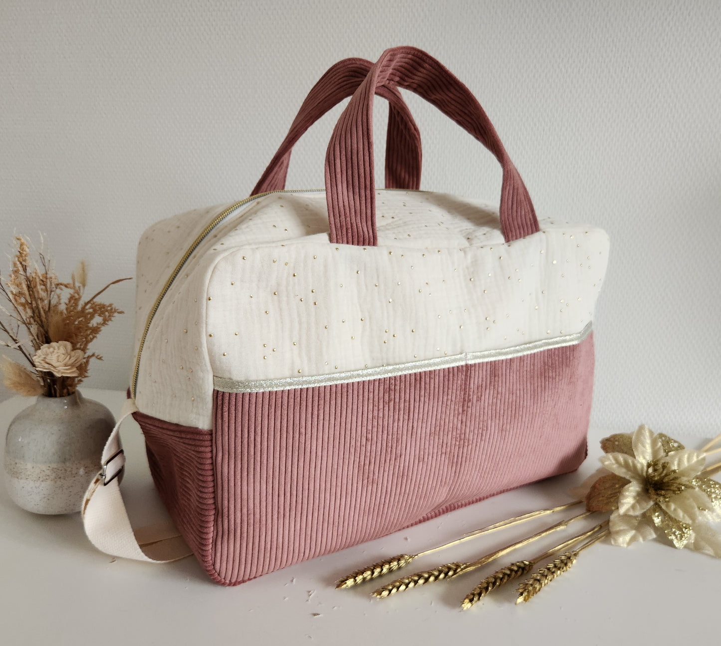 Sac à langer en gaze de coton écrue et velours rose, couronne de fleurs