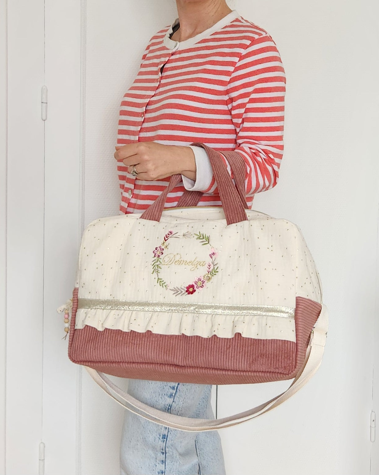 Sac à langer en gaze de coton écrue et velours rose, couronne de fleurs