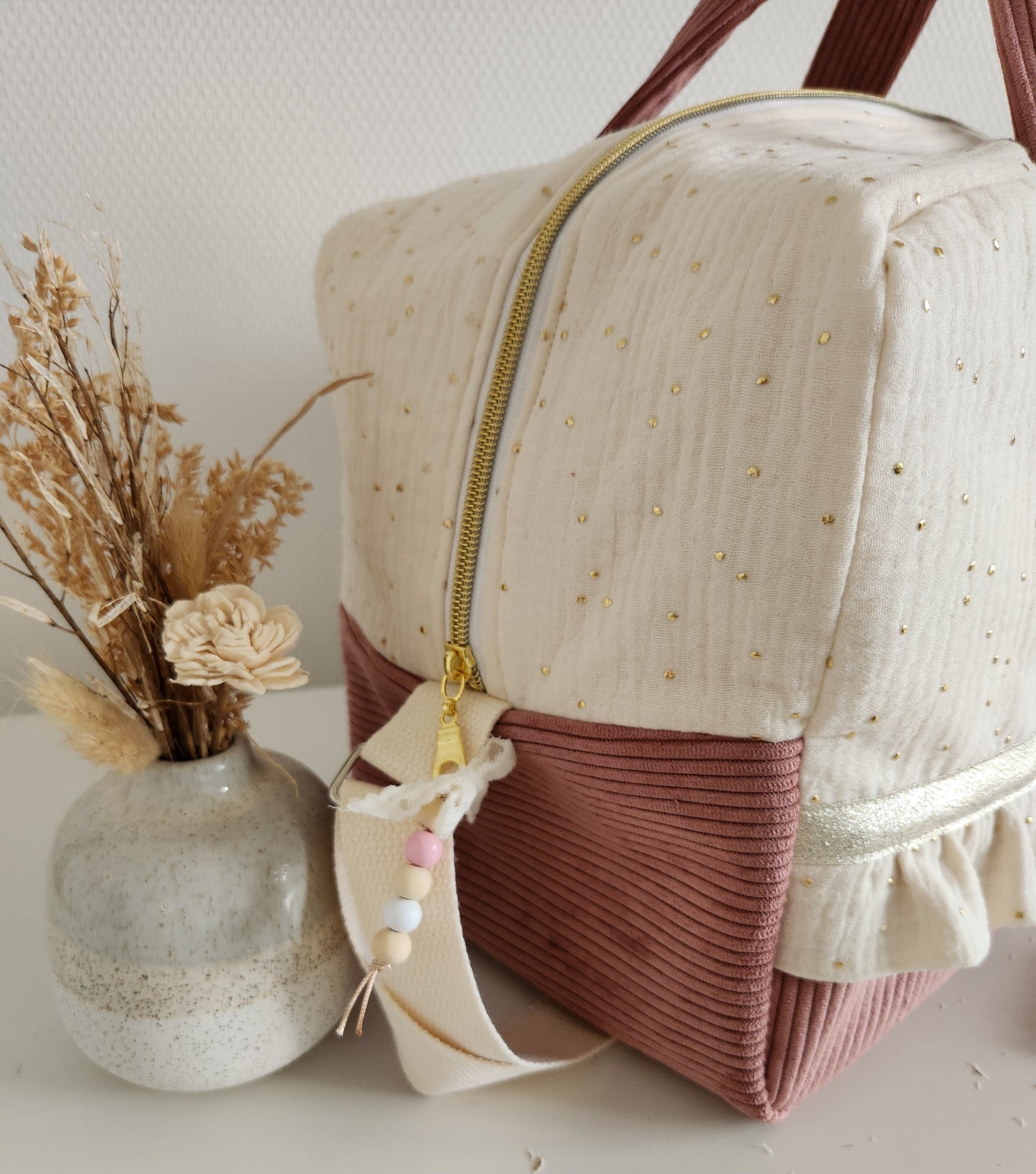Sac à langer en gaze de coton écrue et velours rose, couronne de fleurs