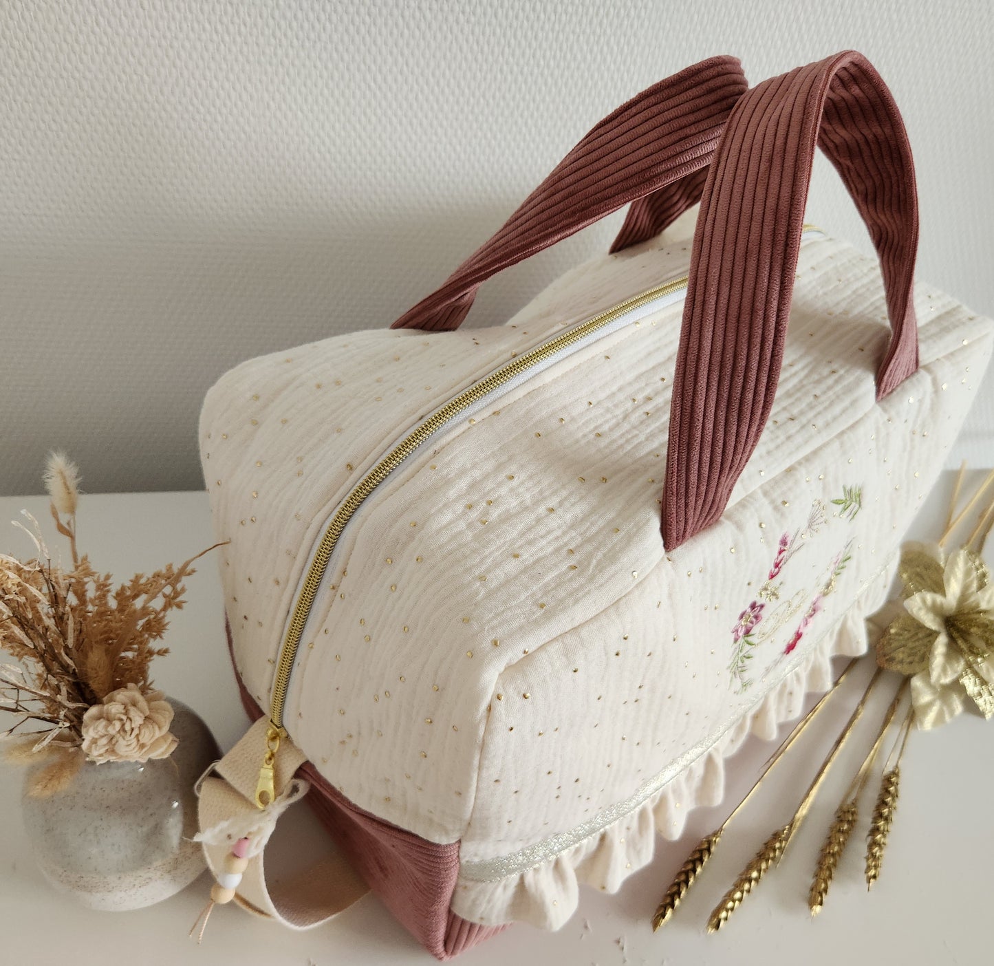 Sac à langer en gaze de coton écrue et velours rose, couronne de fleurs