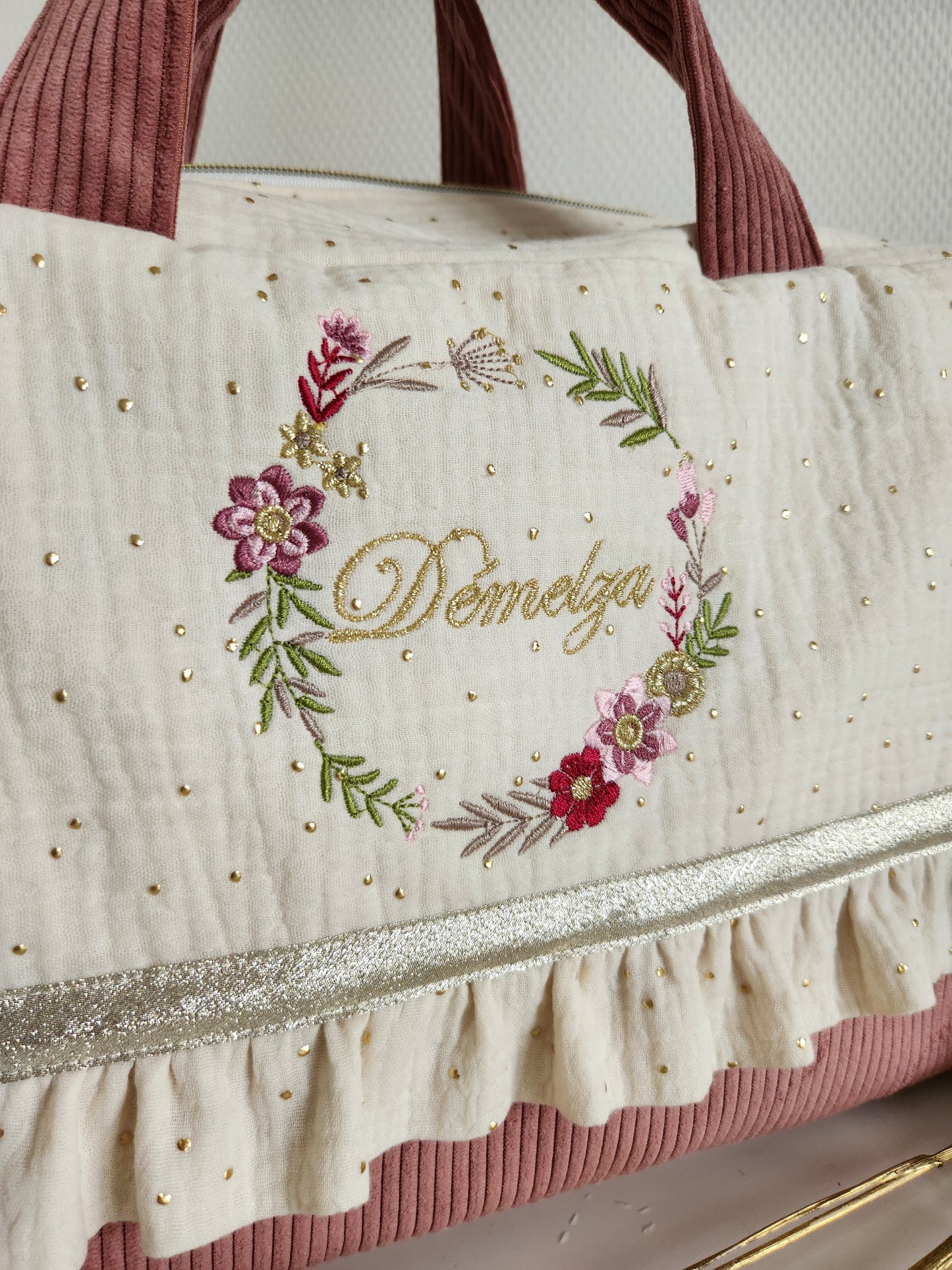 Sac à langer en gaze de coton écrue et velours rose, couronne de fleurs