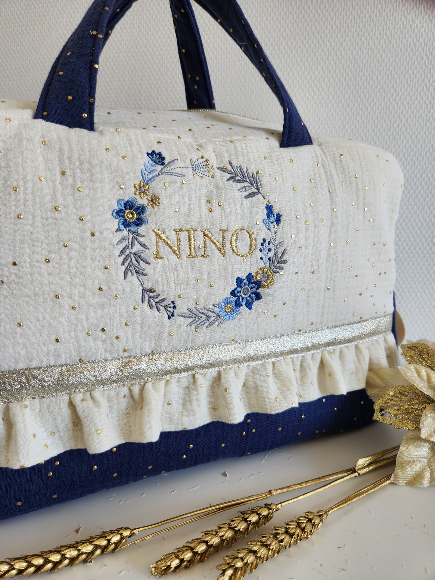 Sac à langer en gaze de coton écrue et bleu indigo, couronne de fleurs