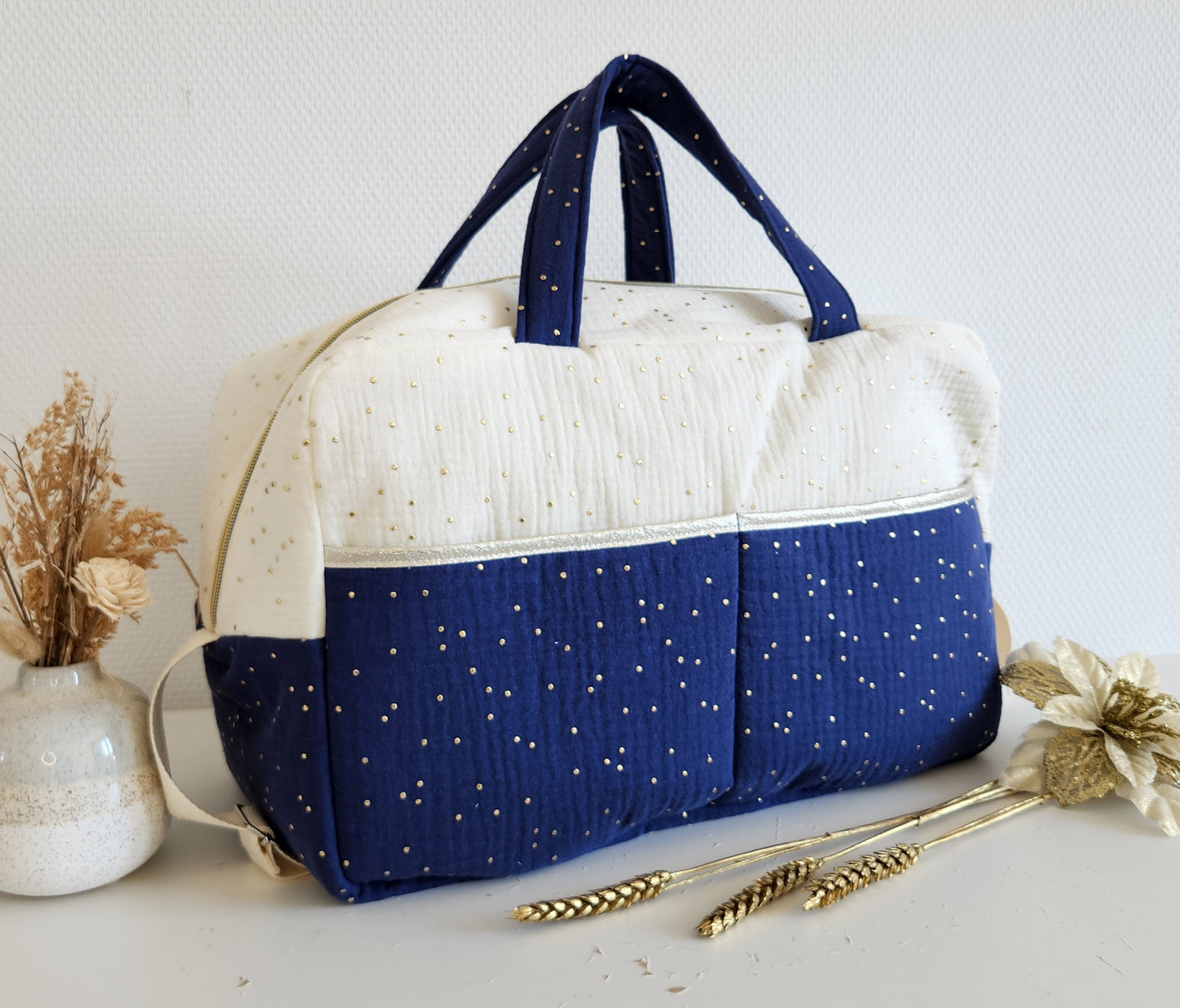 Sac à langer en gaze de coton écrue et bleu indigo, couronne de fleurs