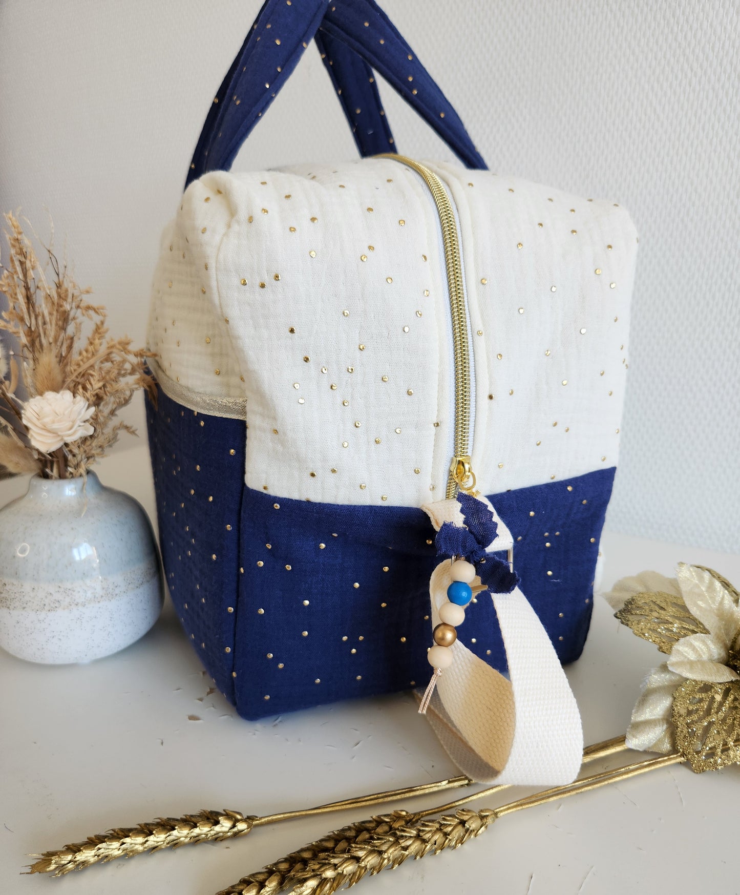 Sac à langer en gaze de coton écrue et bleu indigo, couronne de fleurs