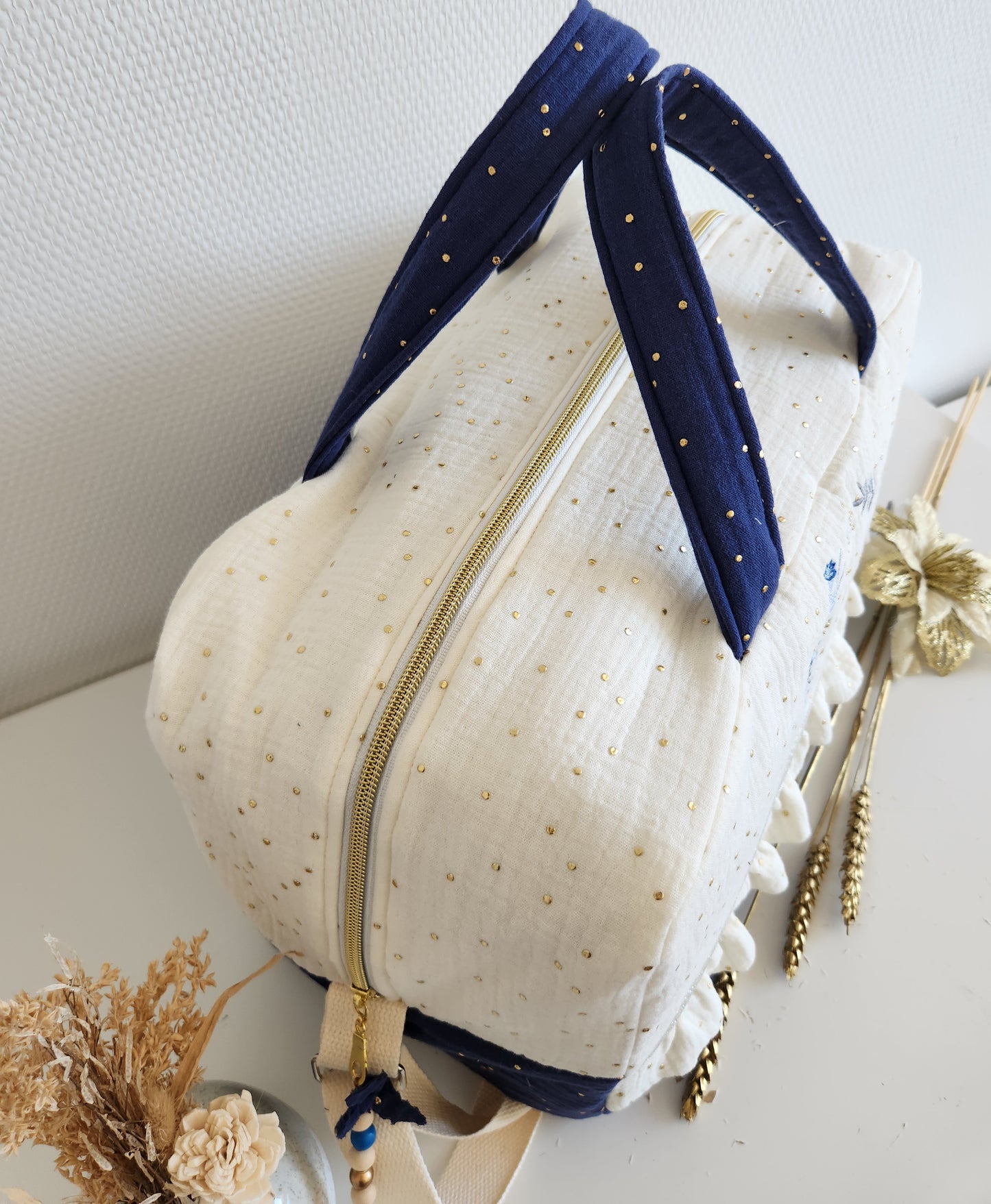 Sac à langer en gaze de coton écrue et bleu indigo, couronne de fleurs