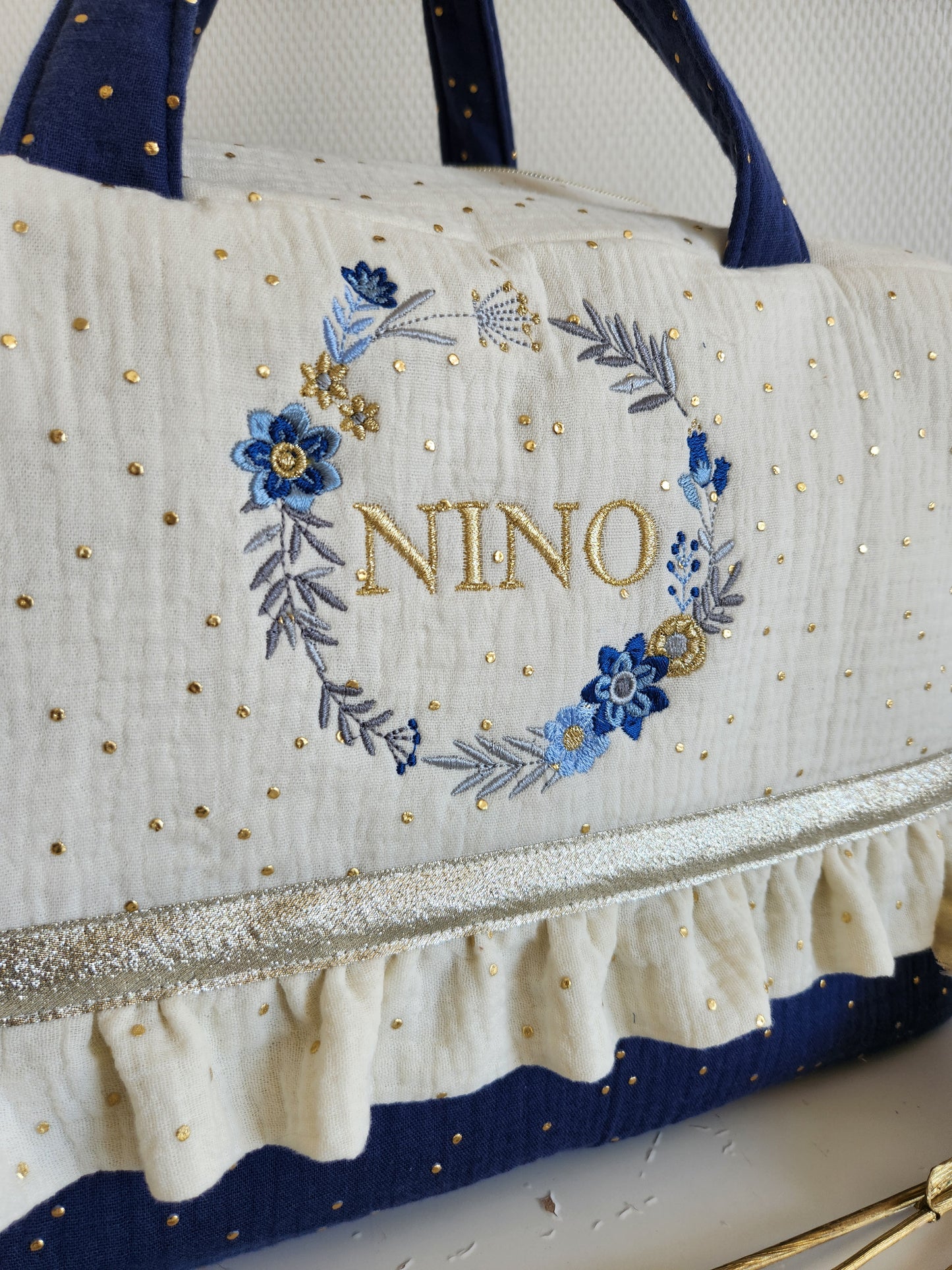 Sac à langer en gaze de coton écrue et bleu indigo, couronne de fleurs