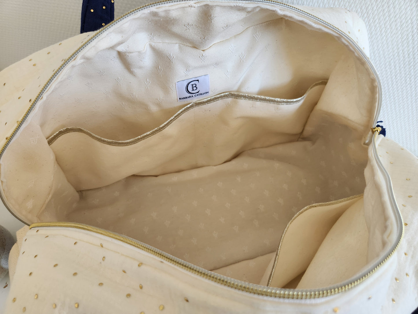 Sac à langer en gaze de coton écrue et bleu indigo, couronne de fleurs