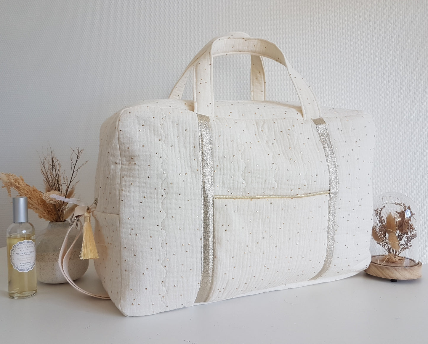 Sac à langer ou de voyage matelassé, double gaze de coton à pois dorés .