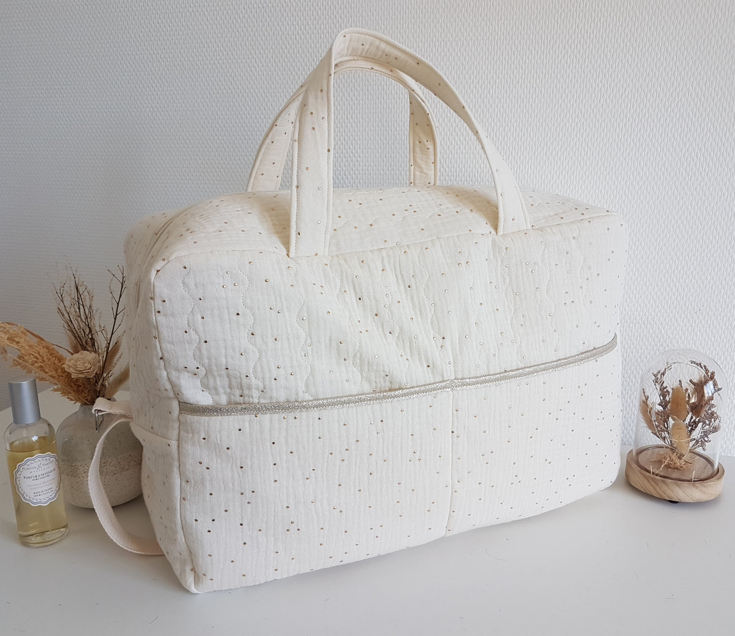 Sac à langer ou de voyage matelassé, double gaze de coton à pois dorés .