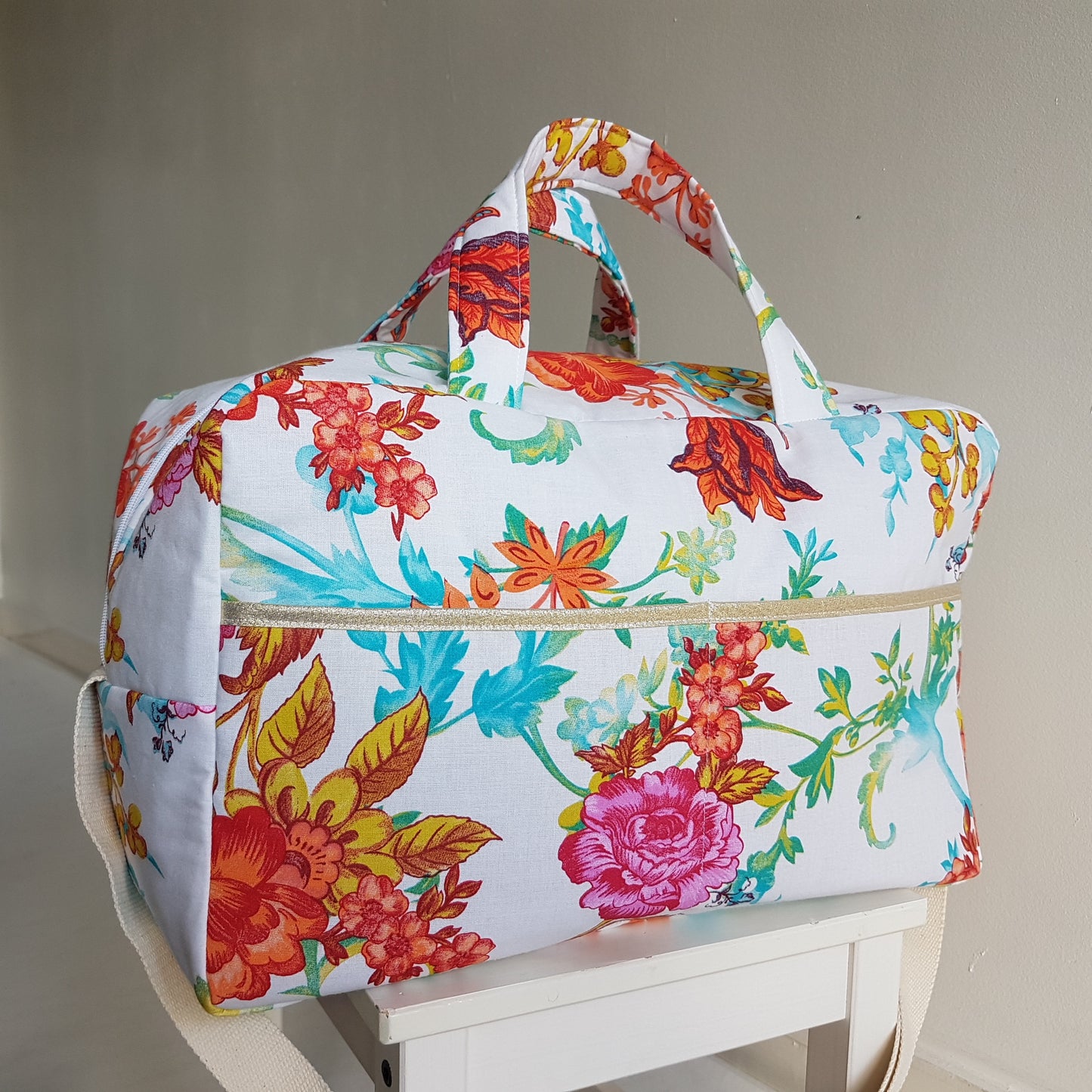 Sac à langer ou de voyage, grosses fleurs multicolores.