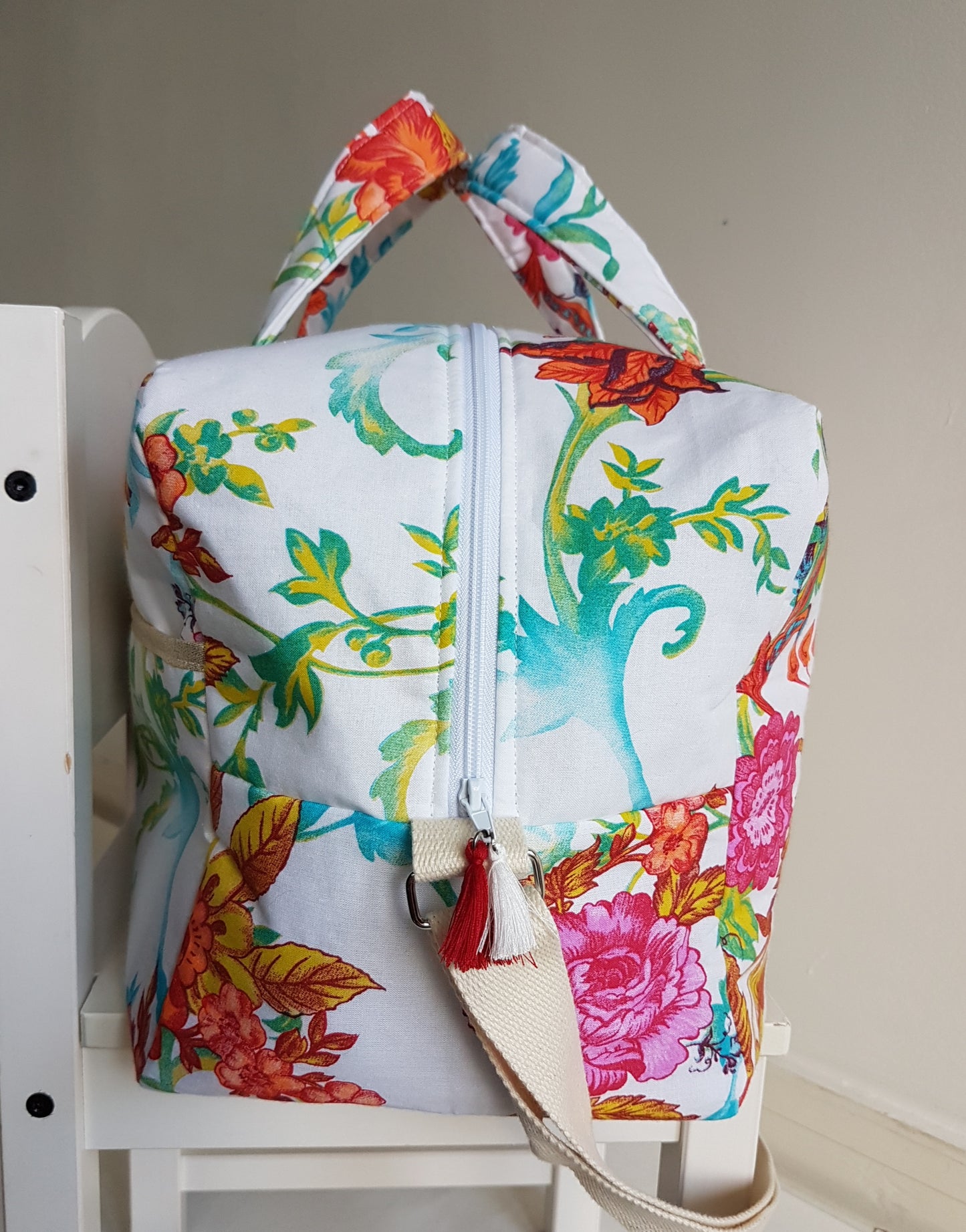 Sac à langer ou de voyage, grosses fleurs multicolores.