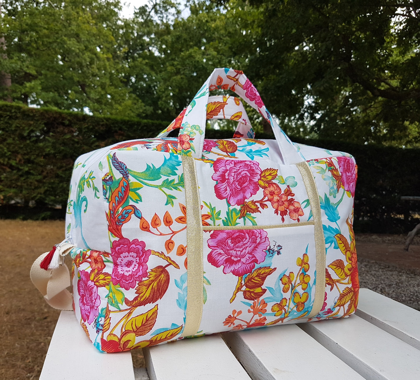 Sac à langer ou de voyage, grosses fleurs multicolores.