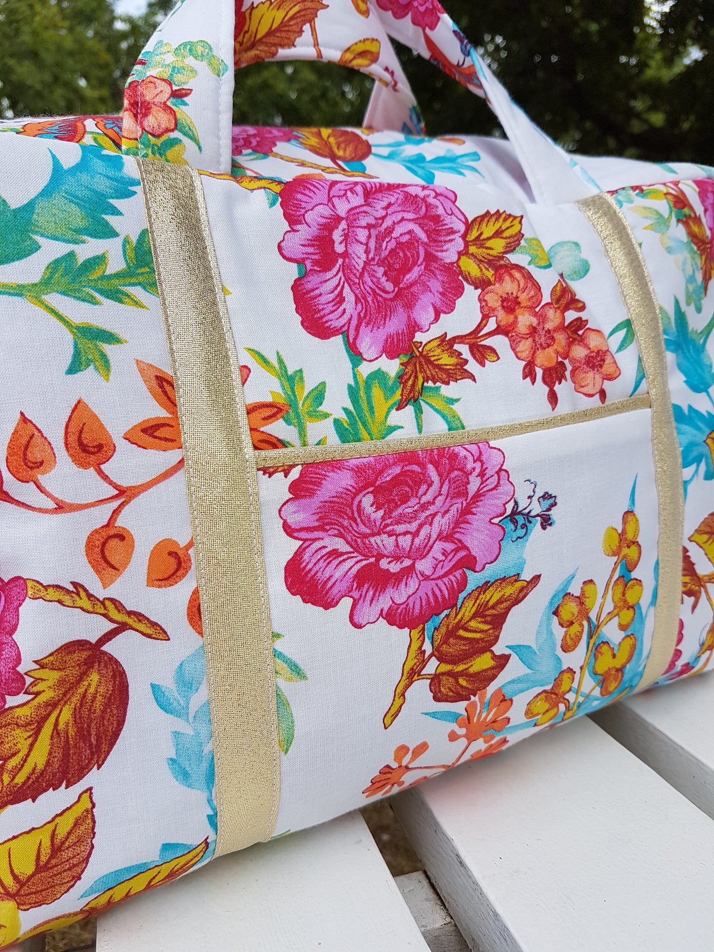 Sac à langer ou de voyage, grosses fleurs multicolores.