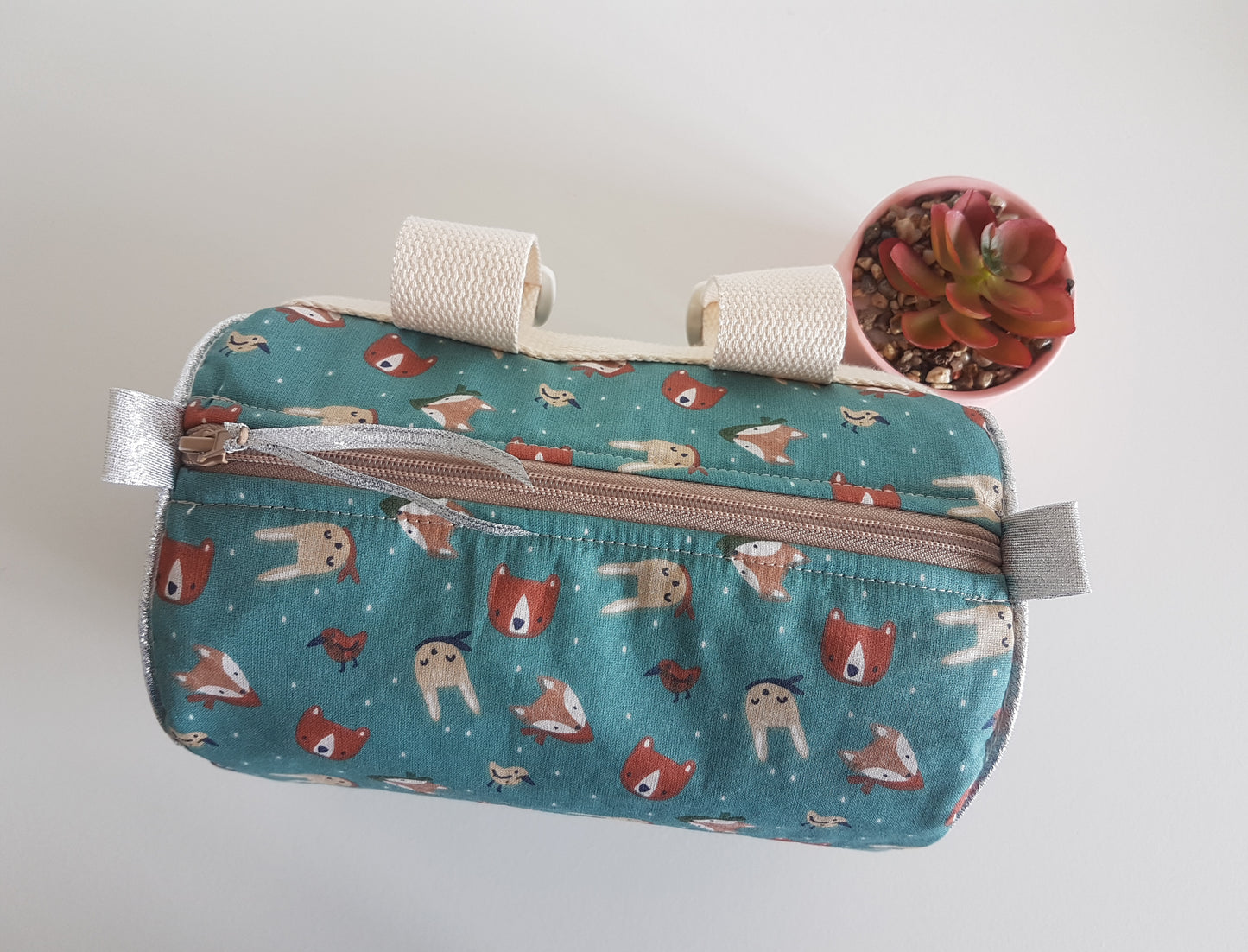 Sacoche à vélo ou trottinette, verte motifs animaux et jean