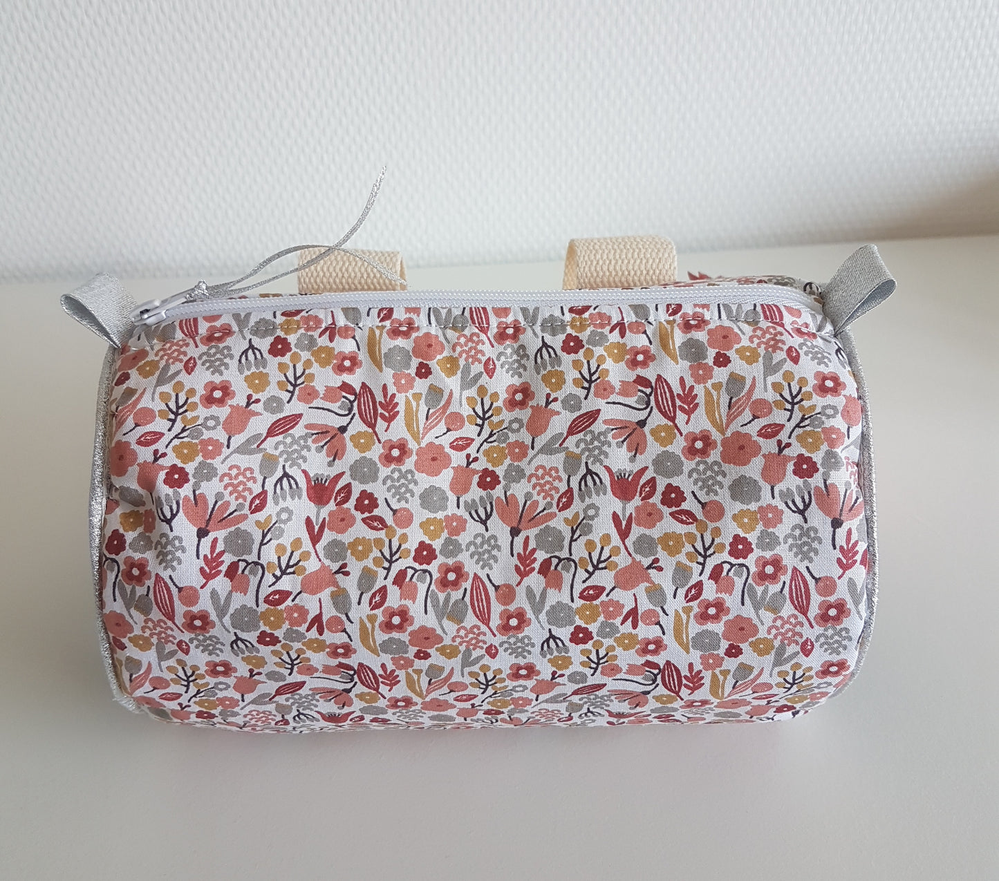Sacoche à vélo ou trottinette, fleurs gris/bordeaux et jean