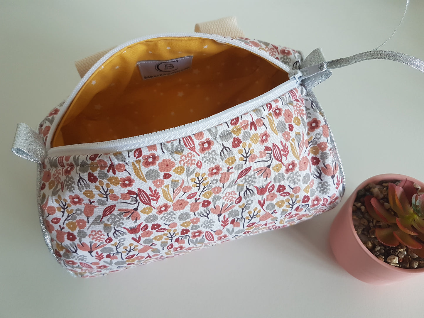 Sacoche à vélo ou trottinette, fleurs gris/bordeaux et jean