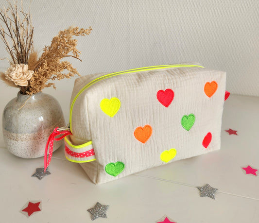 Trousse de toilette brodée en gaze de coton écrue et petits coeurs fluo