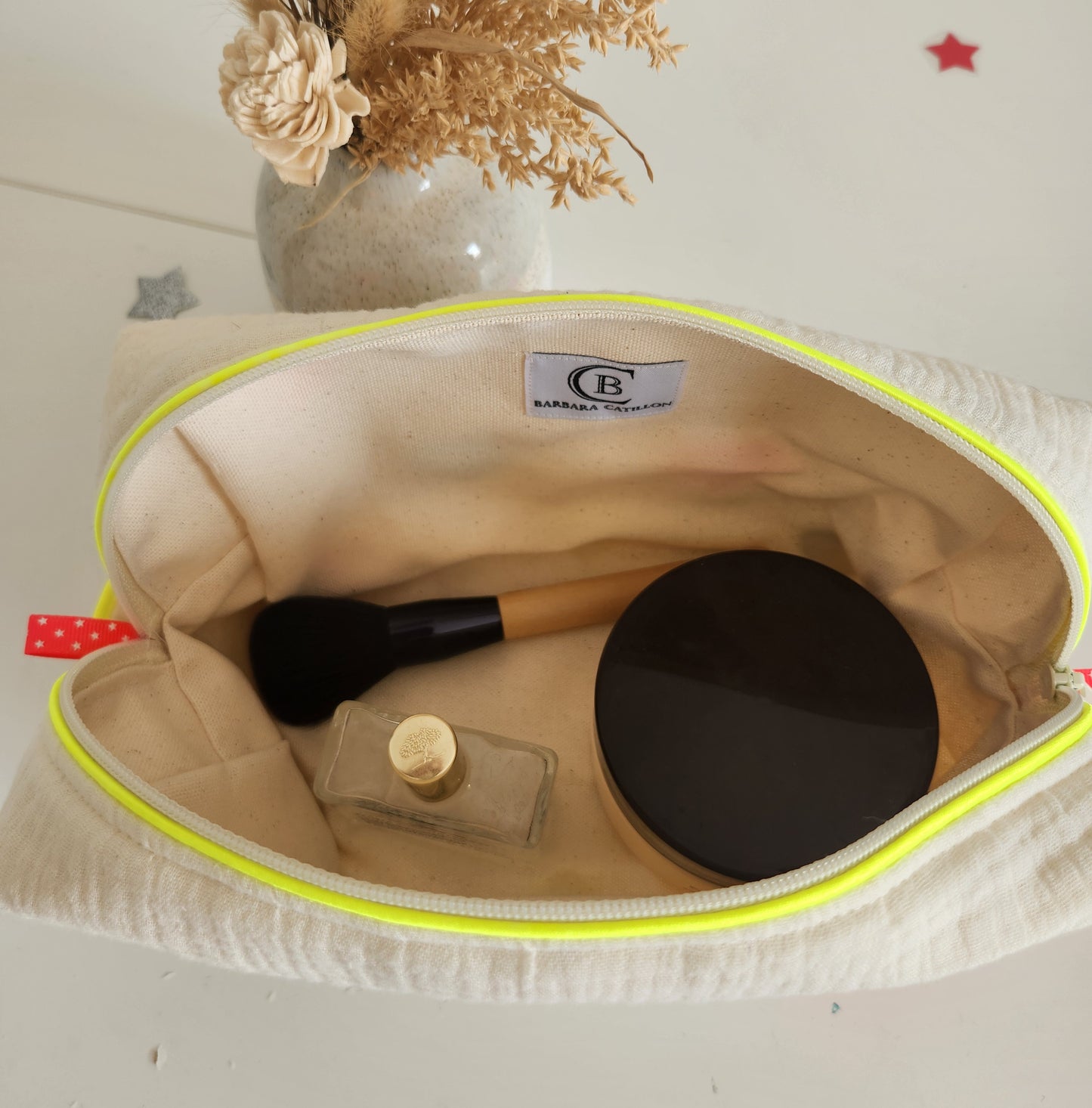 Trousse de toilette brodée en gaze de coton écrue et petits coeurs fluo