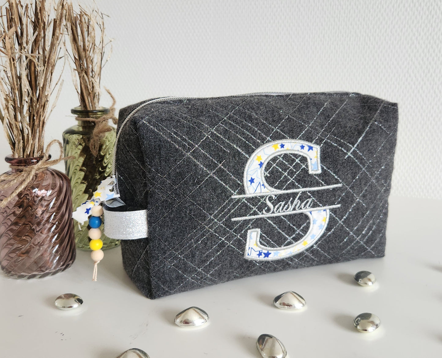 Créez votre trousse de toilette unie brodée