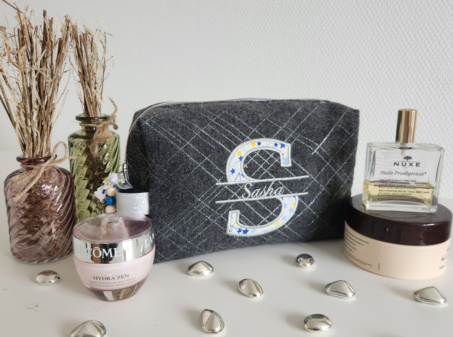 Trousse de toilette grise et argent